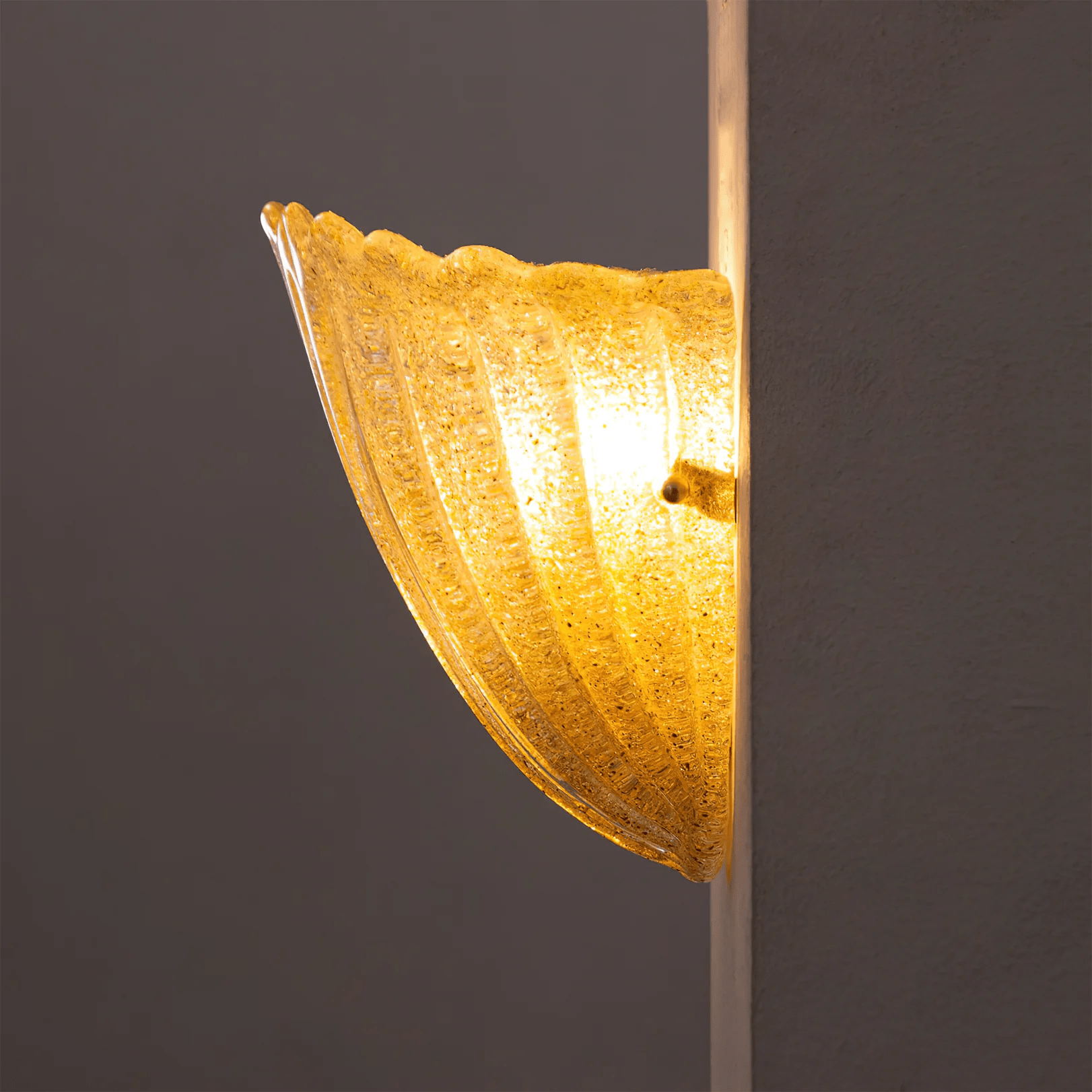 Aurora Wall Lamp Scallop Edge Textured Glass Elegant - Blowlighting