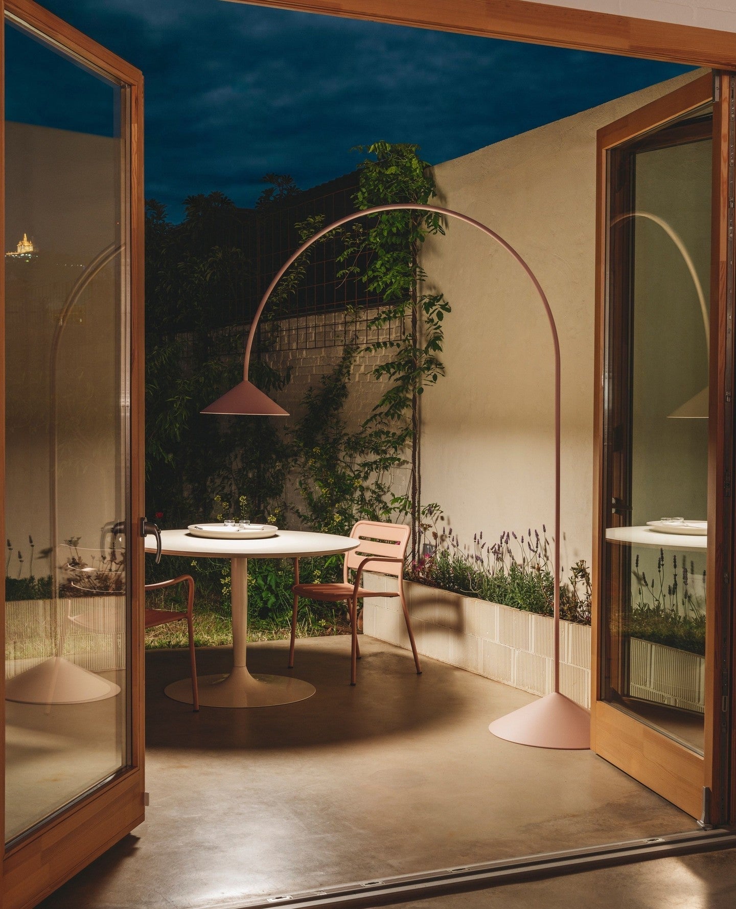 Civara Minimalist Metal Floor Lamp - Blowlighting