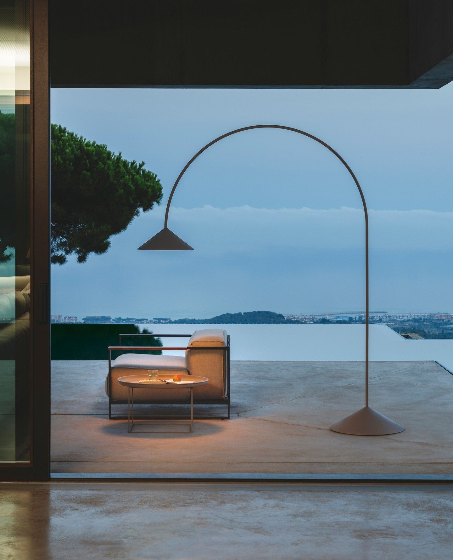 Civara Minimalist Metal Floor Lamp - Blowlighting