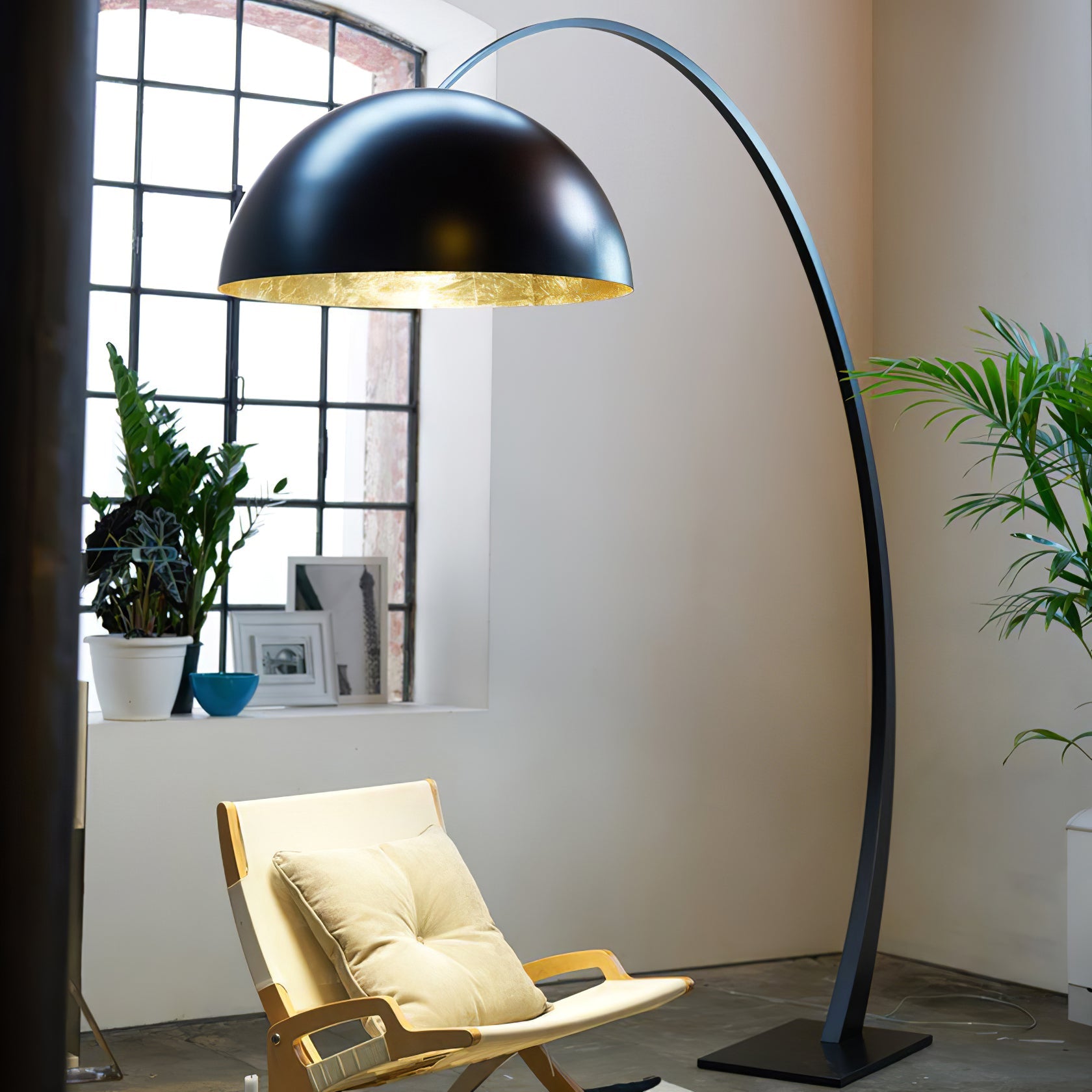 Cutalus Curved Black Metal Arc Floor Lamp - Blowlighting