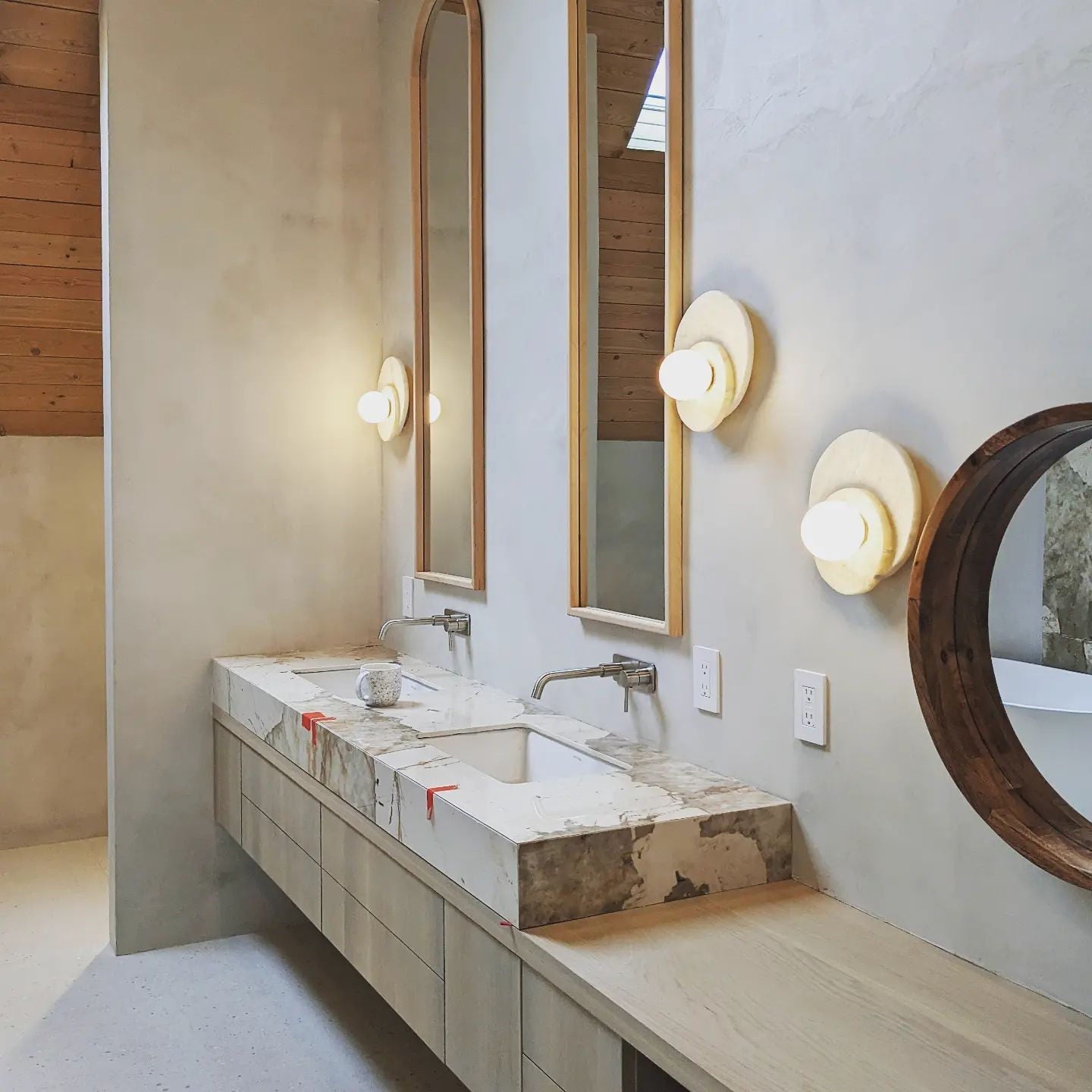 Alorarae Organic Alabaster Wall Light - Blowlighting