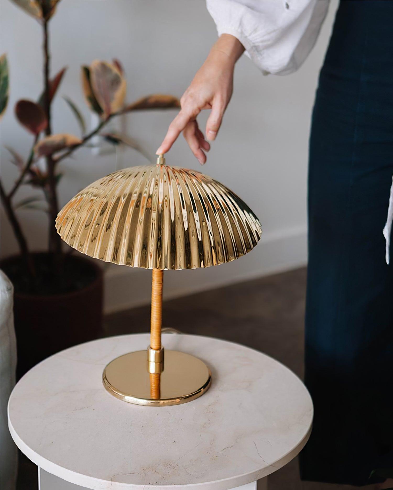 Brass Shell Table Lamp - Blowlighting