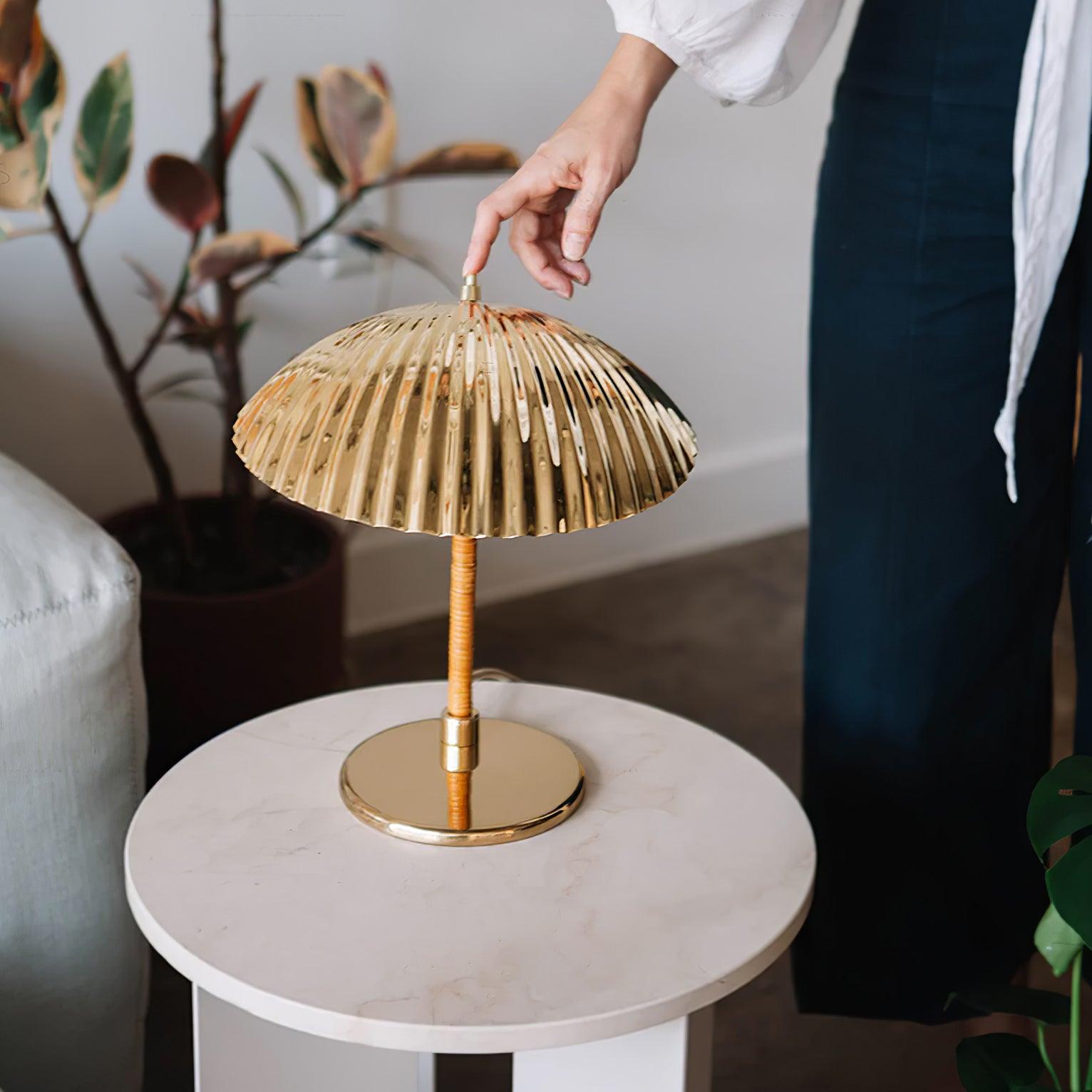 Brass Shell Table Lamp - Blowlighting
