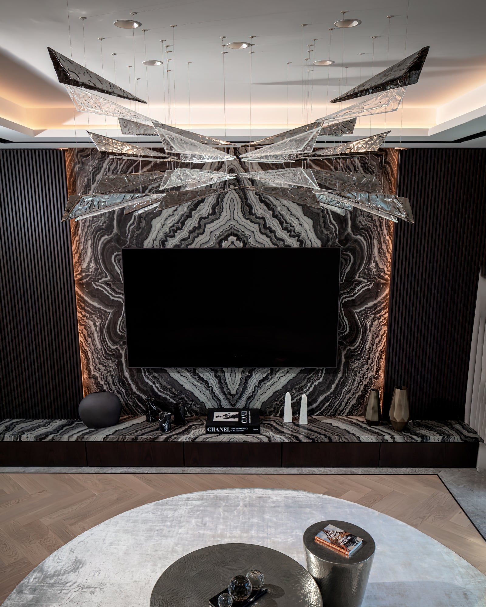 Nyvinia Glass Feather-Shape Chandelier - Blowlighting