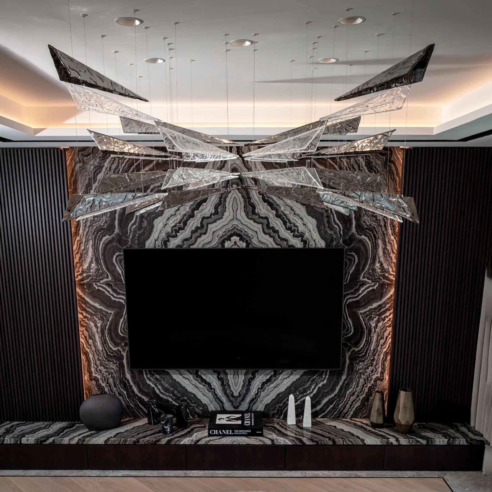 Nyvinia Glass Feather-Shape Chandelier - Blowlighting