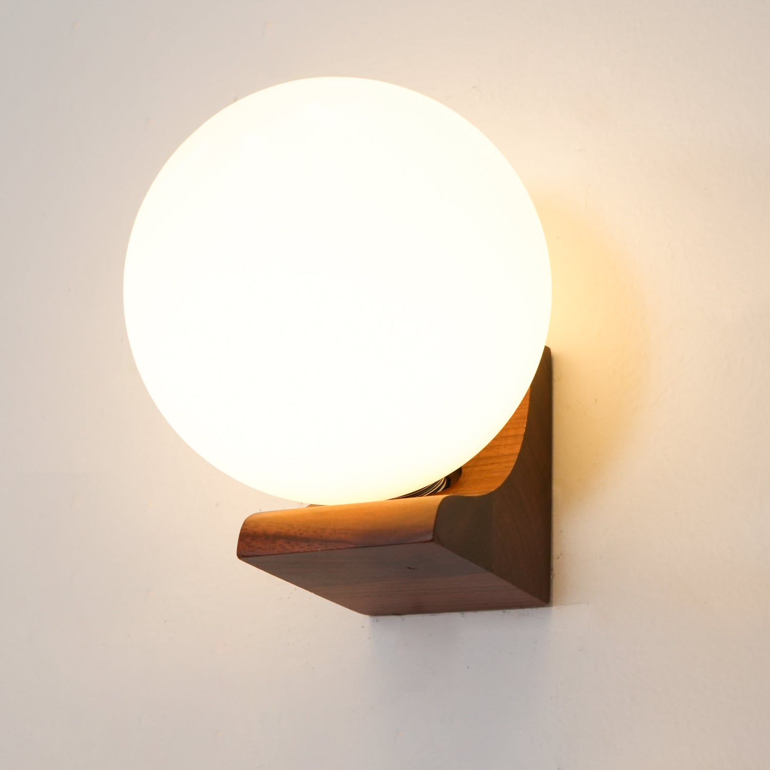 Evelyn Orb Wall Lamp - Blowlighting