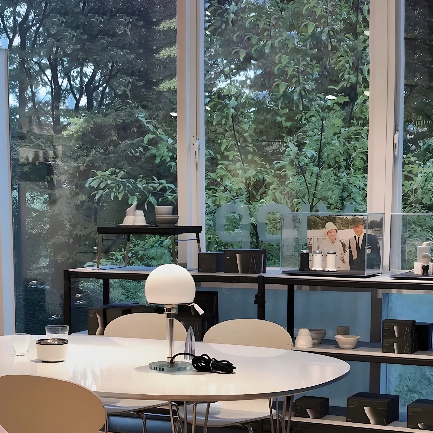 Globe Glass Table Lamp - Blowlighting