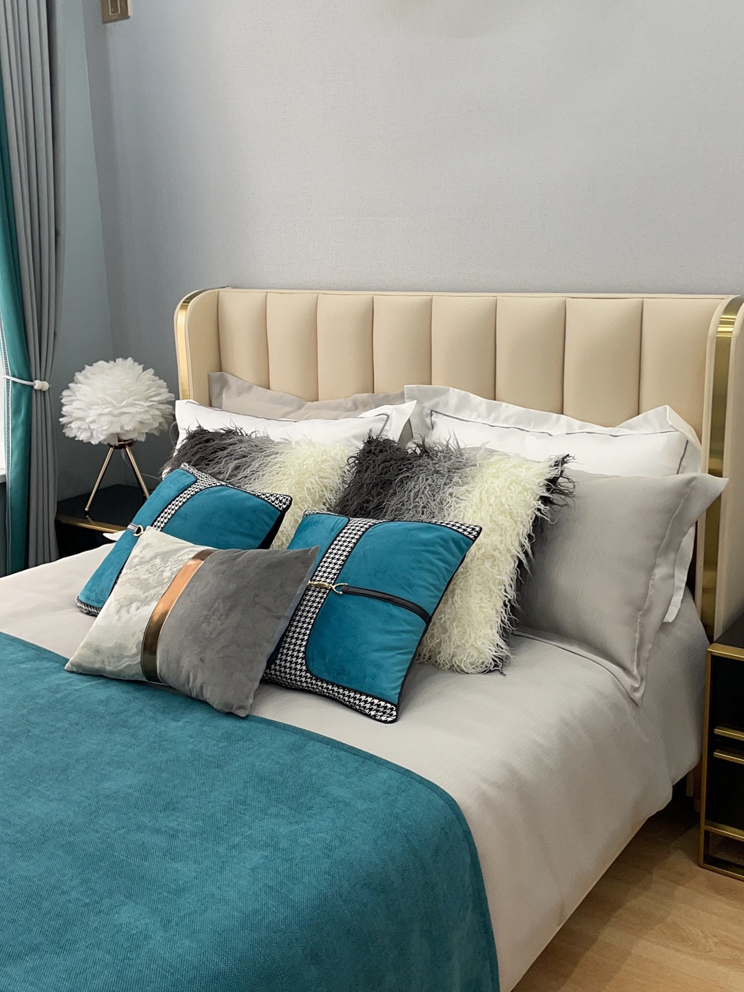 Goose Feather Table Lamp - Blowlighting