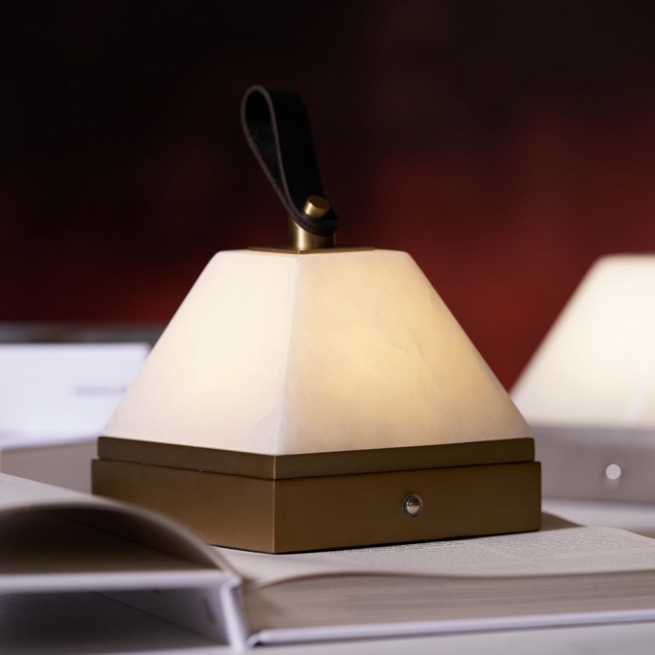 Pyramidale Alabaster Table Lamp with Leather Handle - Blowlighting