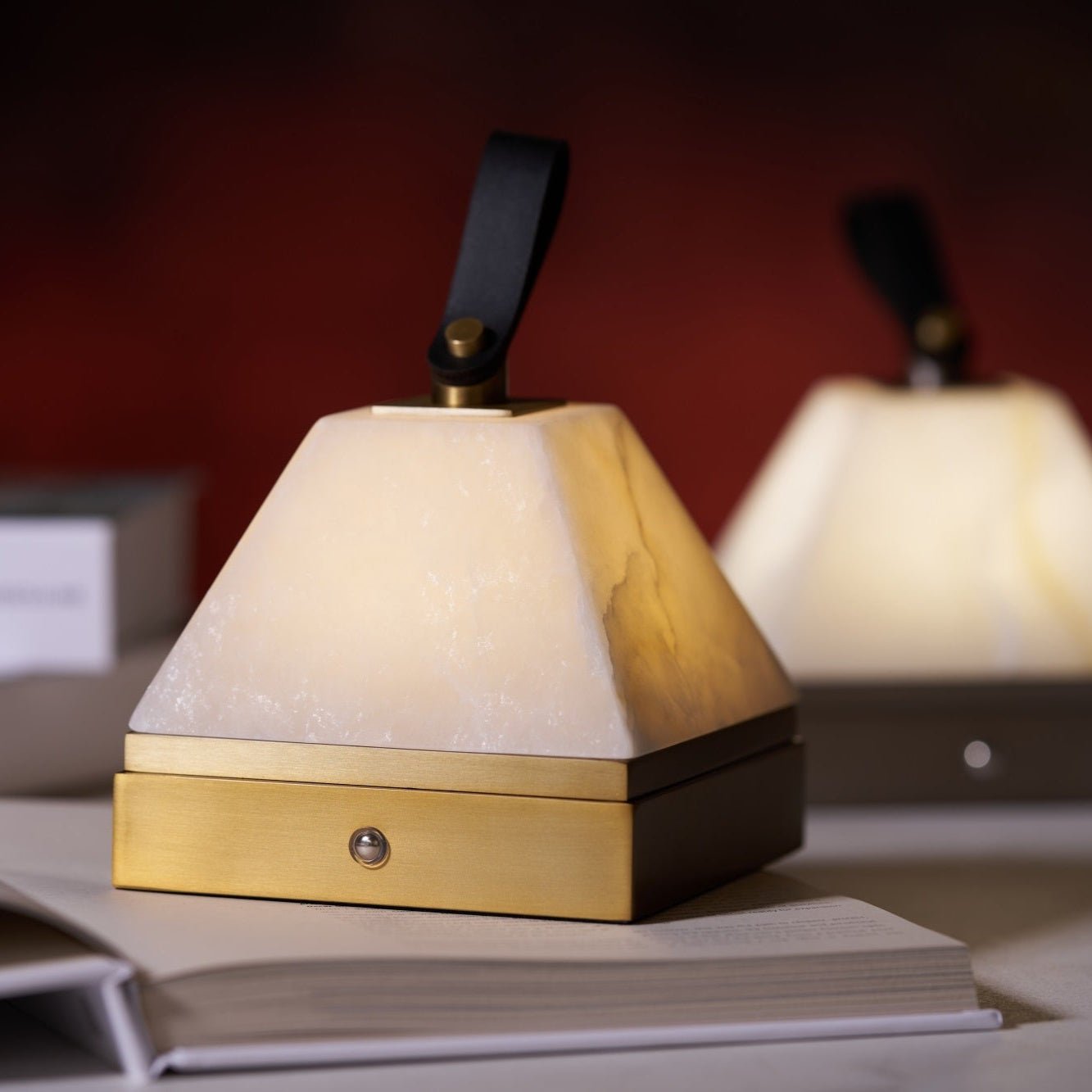 Pyramidale Alabaster Table Lamp with Leather Handle - Blowlighting