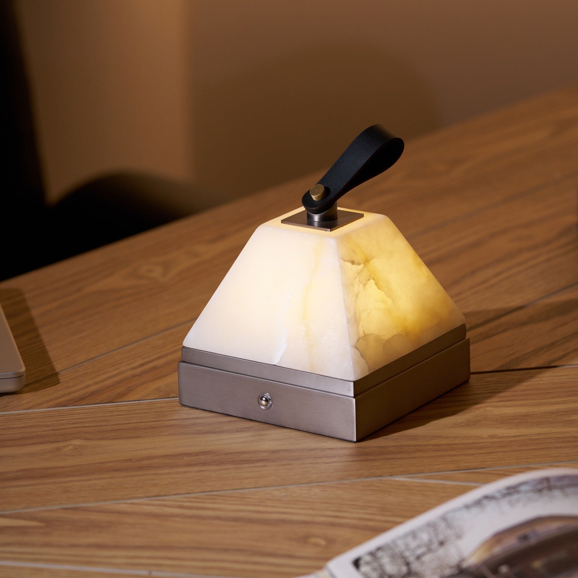 Pyramidale Alabaster Table Lamp with Leather Handle - Blowlighting