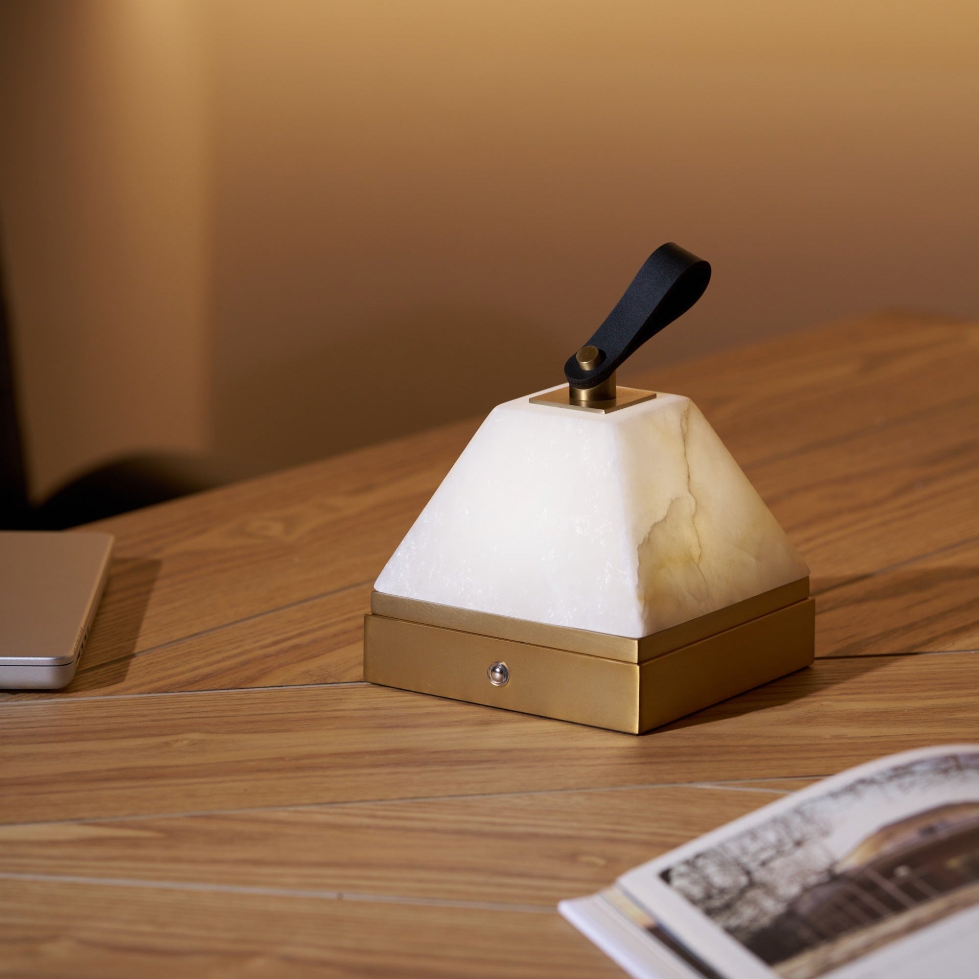 Pyramidale Alabaster Table Lamp with Leather Handle - Blowlighting