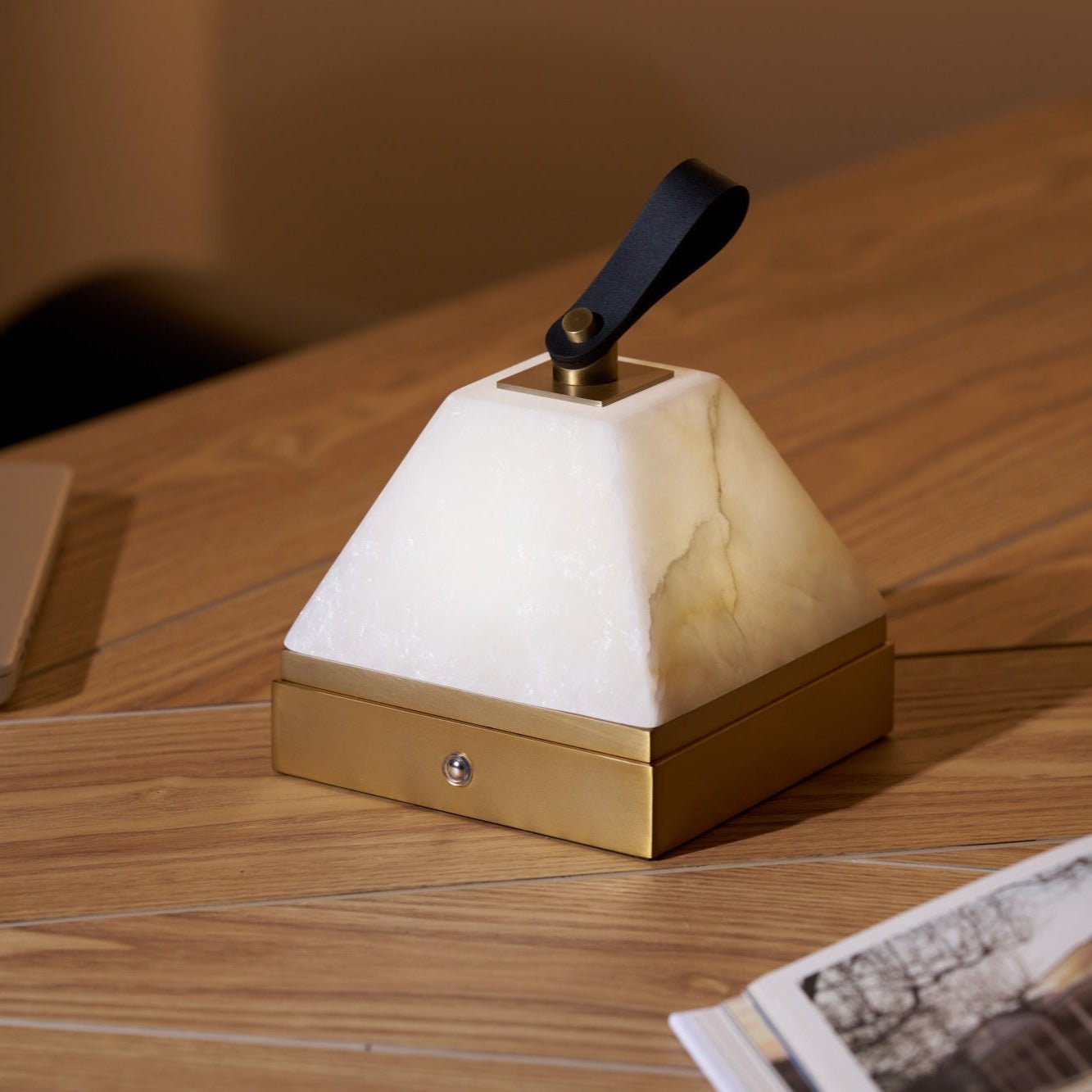 Pyramidale Alabaster Table Lamp with Leather Handle - Blowlighting
