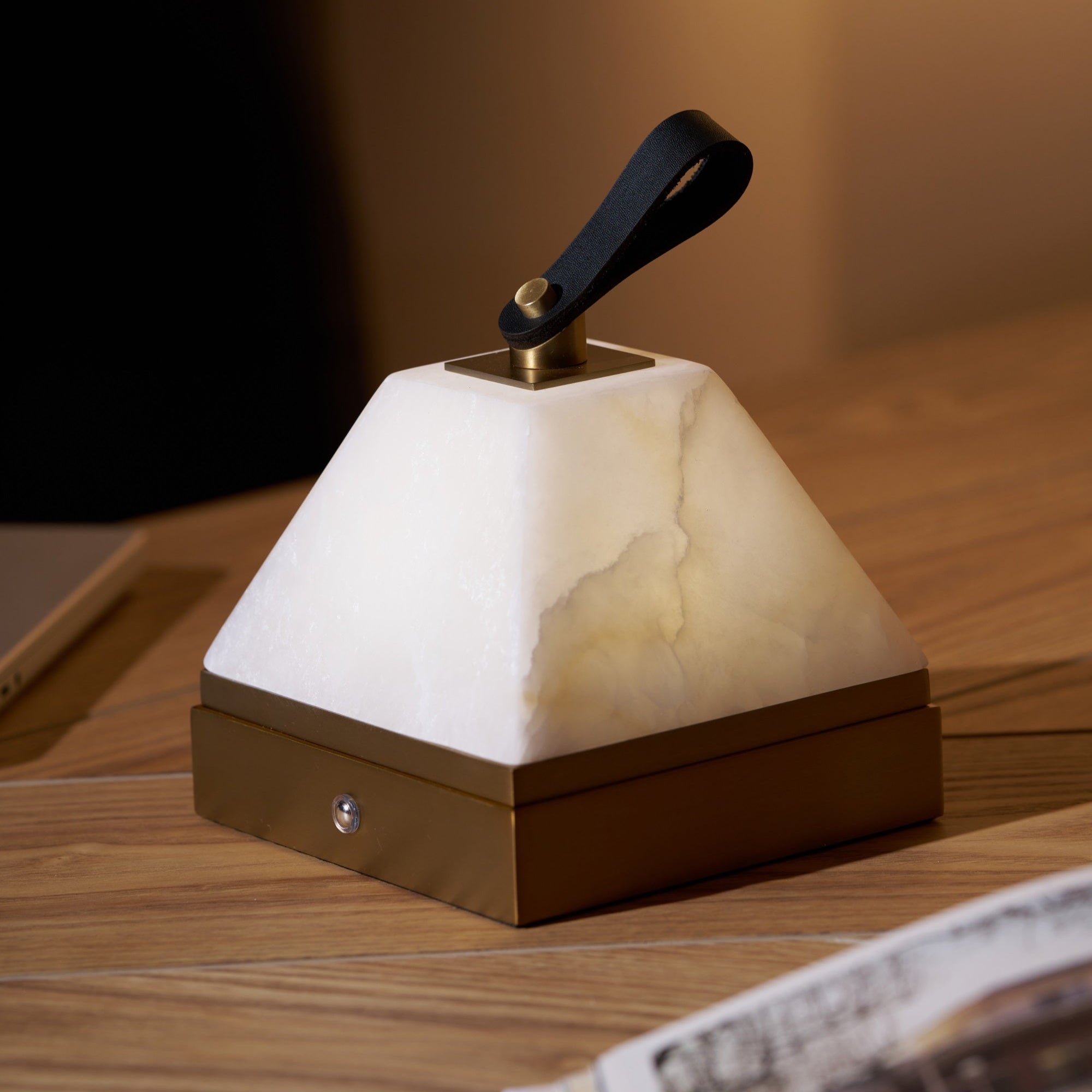Pyramidale Alabaster Table Lamp with Leather Handle - Blowlighting