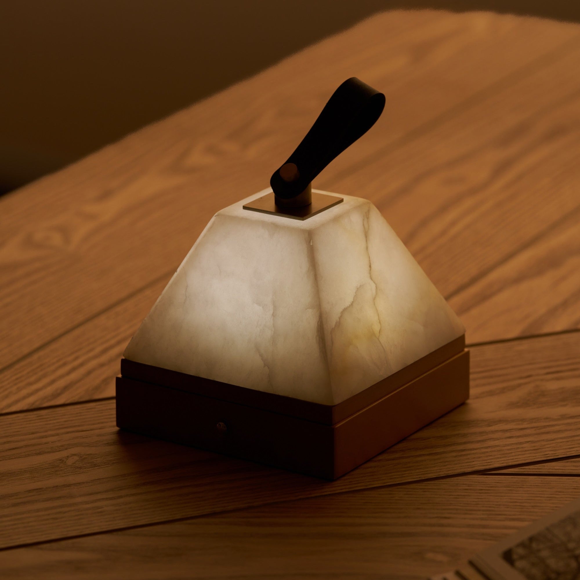 Pyramidale Alabaster Table Lamp with Leather Handle - Blowlighting