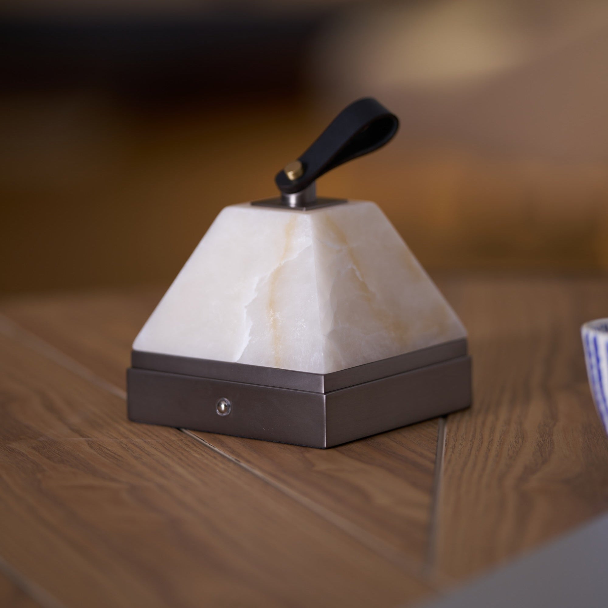 Pyramidale Alabaster Table Lamp with Leather Handle - Blowlighting