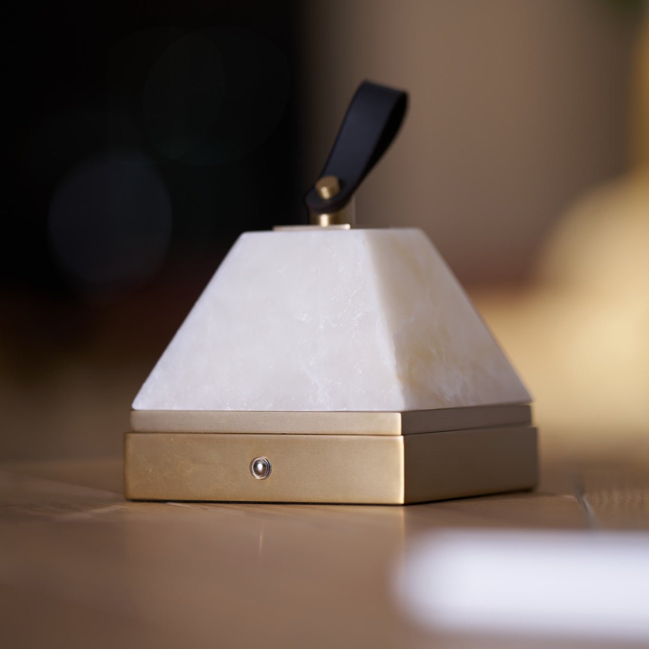 Pyramidale Alabaster Table Lamp with Leather Handle - Blowlighting