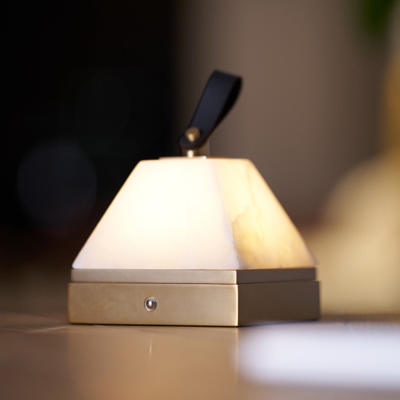 Pyramidale Alabaster Table Lamp with Leather Handle - Blowlighting