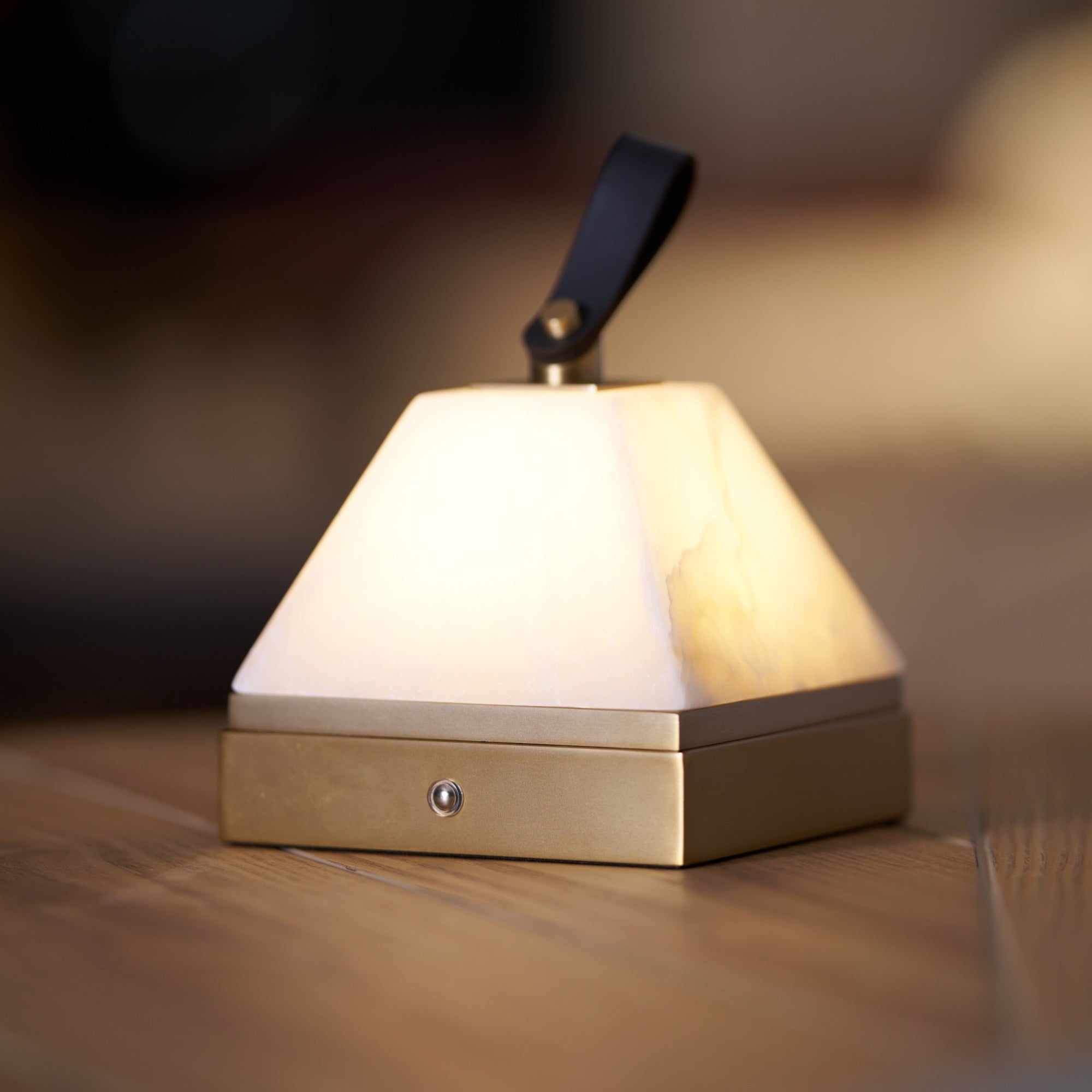 Pyramidale Alabaster Table Lamp with Leather Handle - Blowlighting