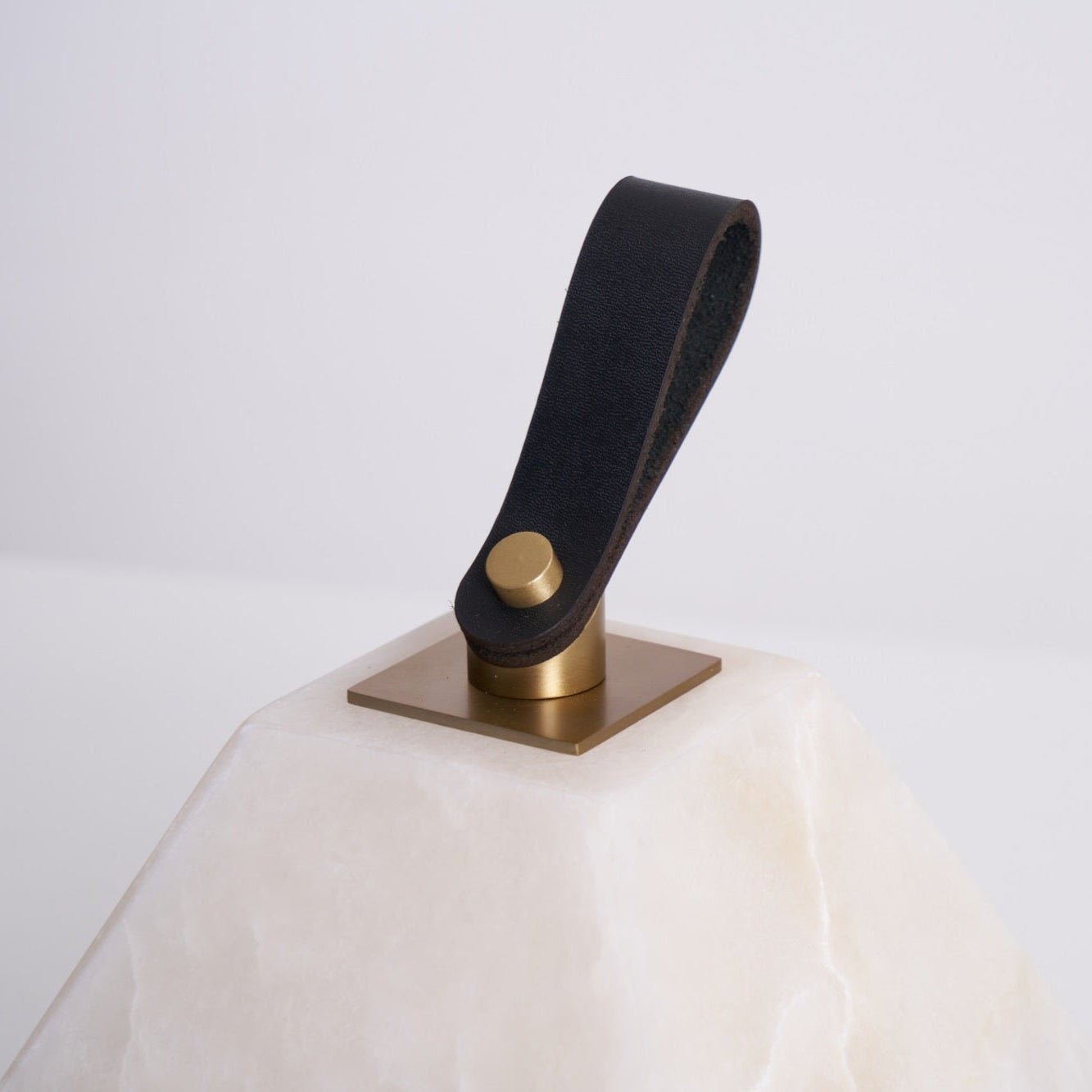 Pyramidale Alabaster Table Lamp with Leather Handle - Blowlighting