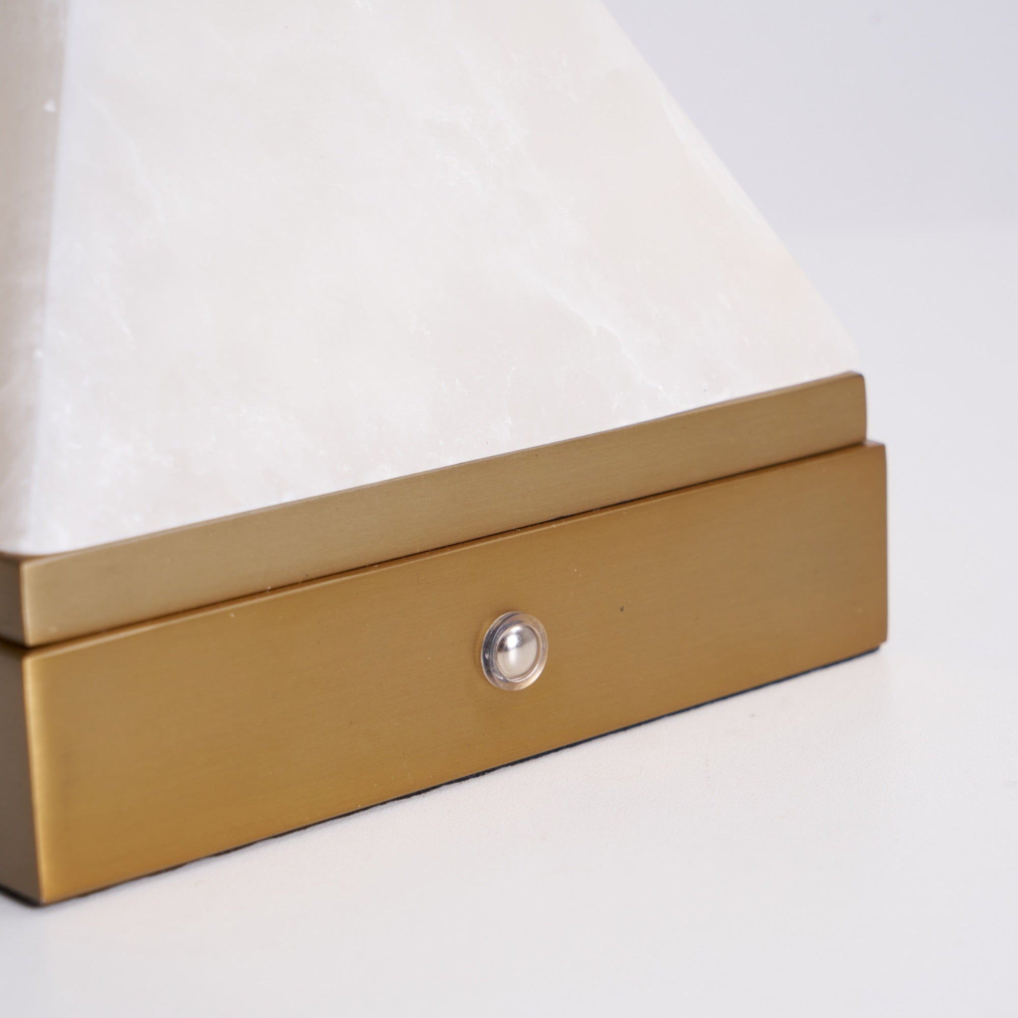 Pyramidale Alabaster Table Lamp with Leather Handle - Blowlighting