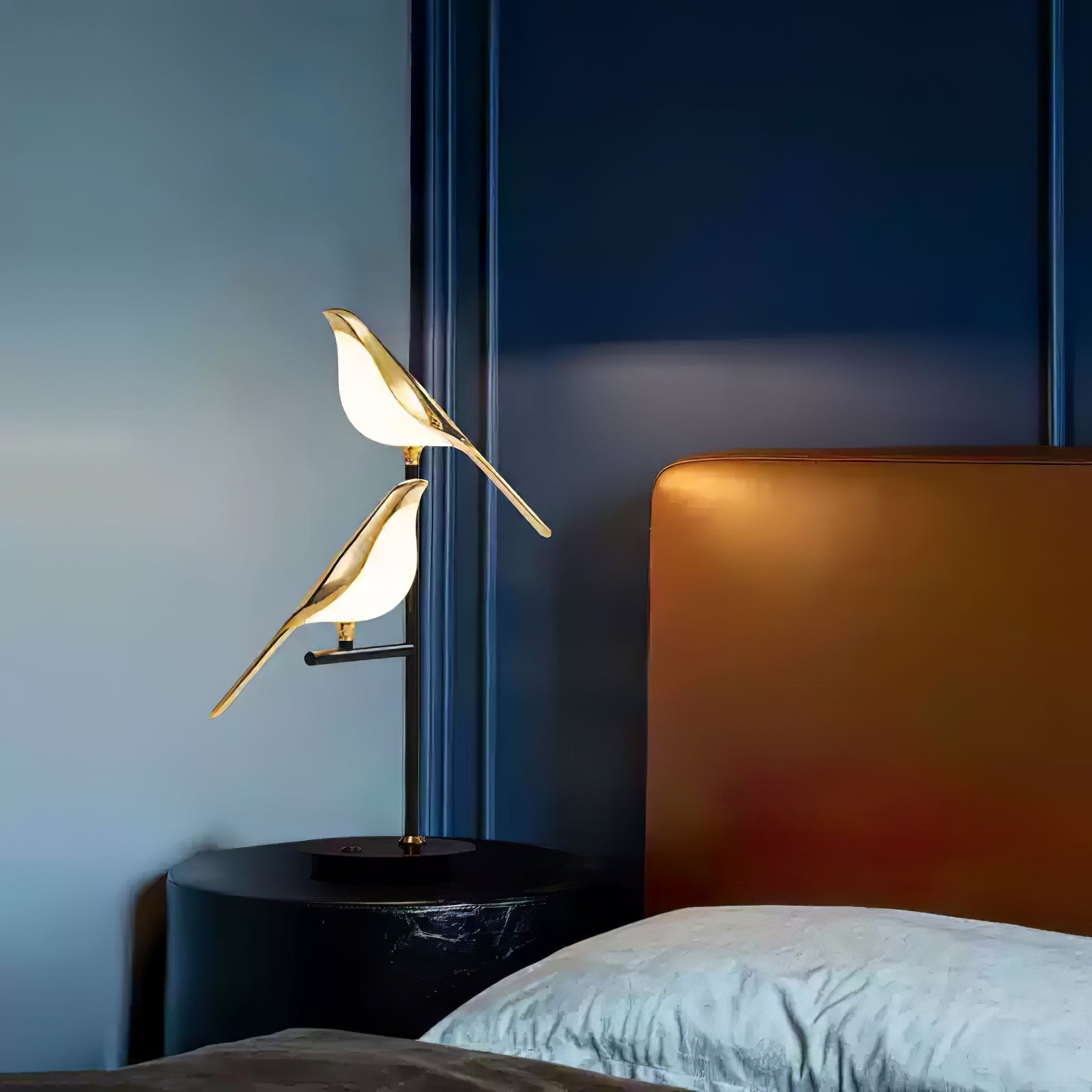 Magpie Perch Table Lamp - Blowlighting