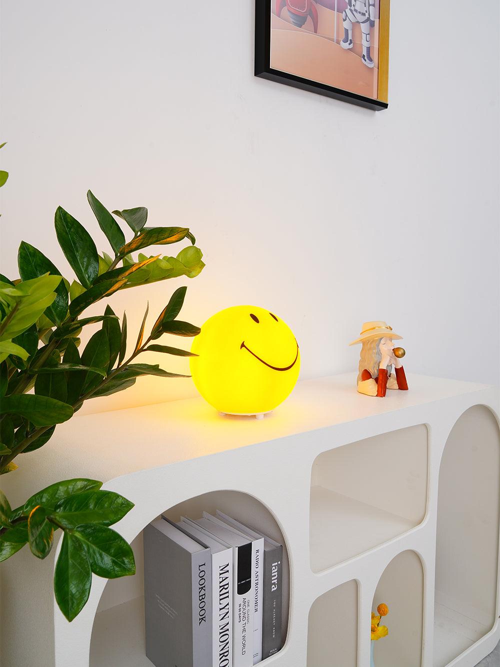 Smiling Table Lamp - Blowlighting