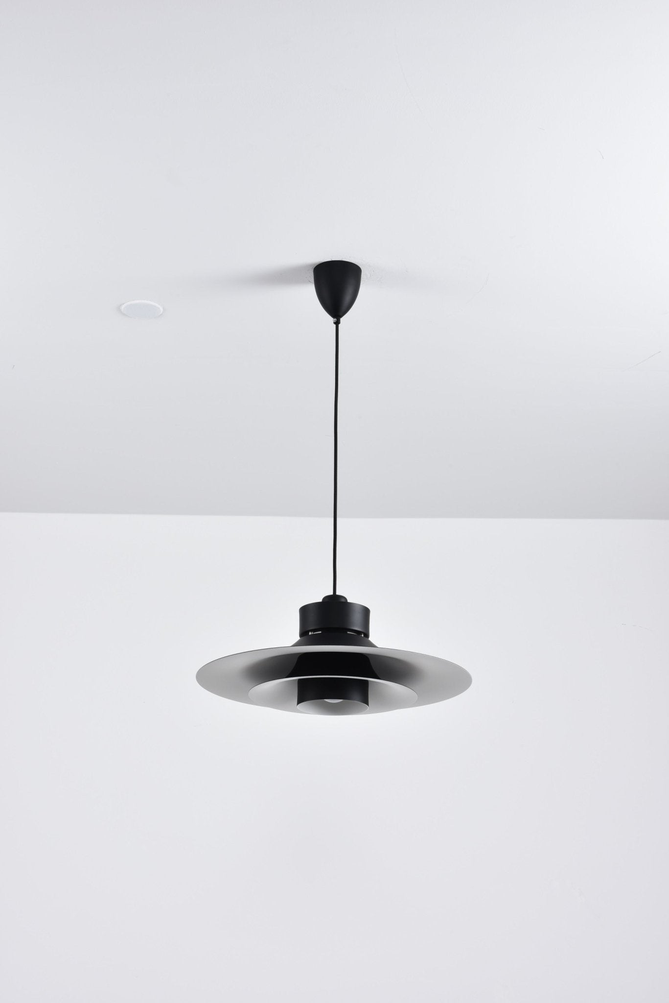 Sadie Minimalist Metal Pendant Lamp - Blowlighting