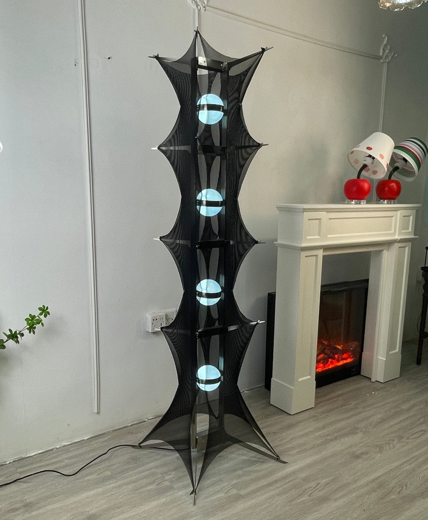 Noir Mesh Tower Floor Lamp - Blowlighting