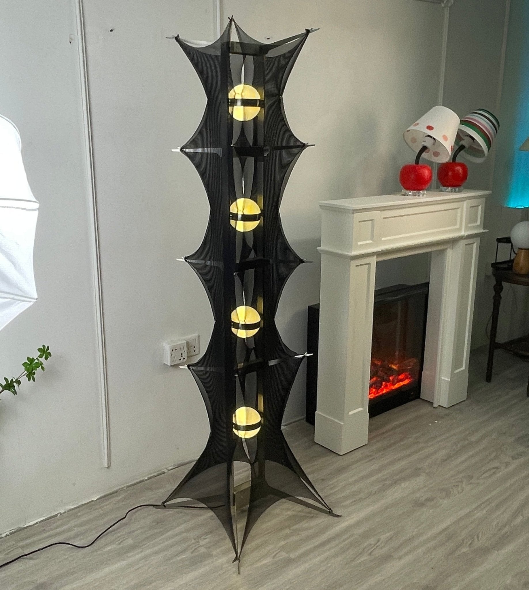 Noir Mesh Tower Floor Lamp - Blowlighting