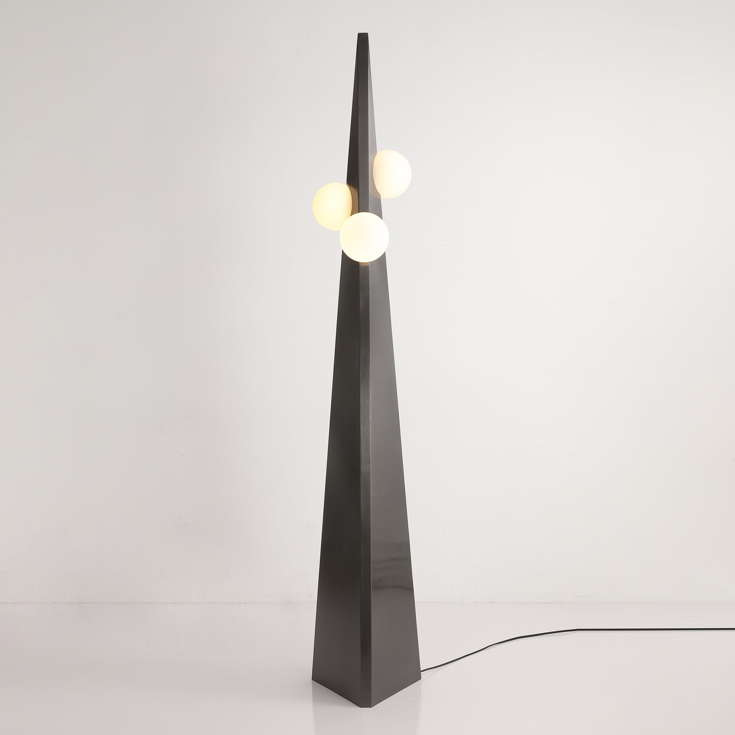 Lymarora Sculptural Metal Floor Lamp - Blowlighting