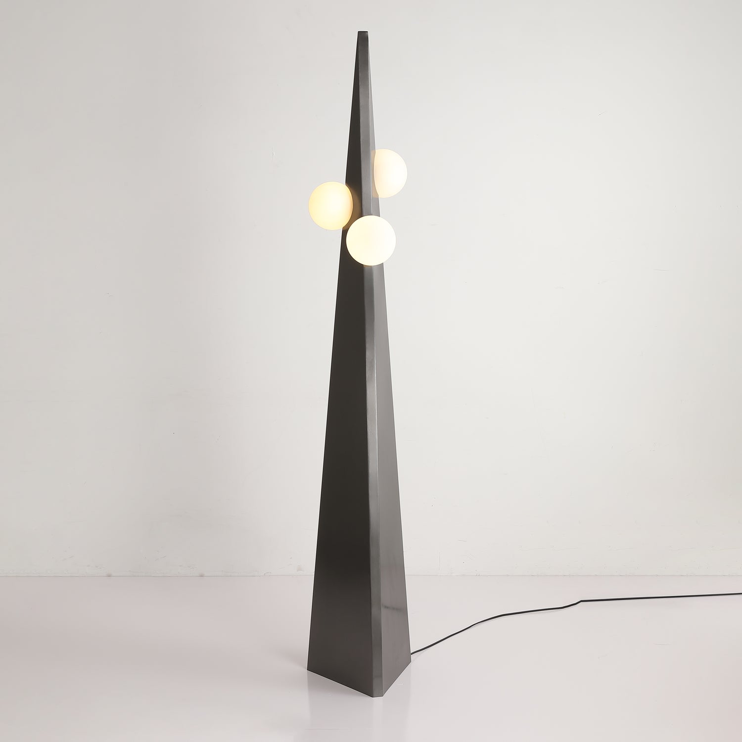 Lymarora Sculptural Metal Floor Lamp - Blowlighting