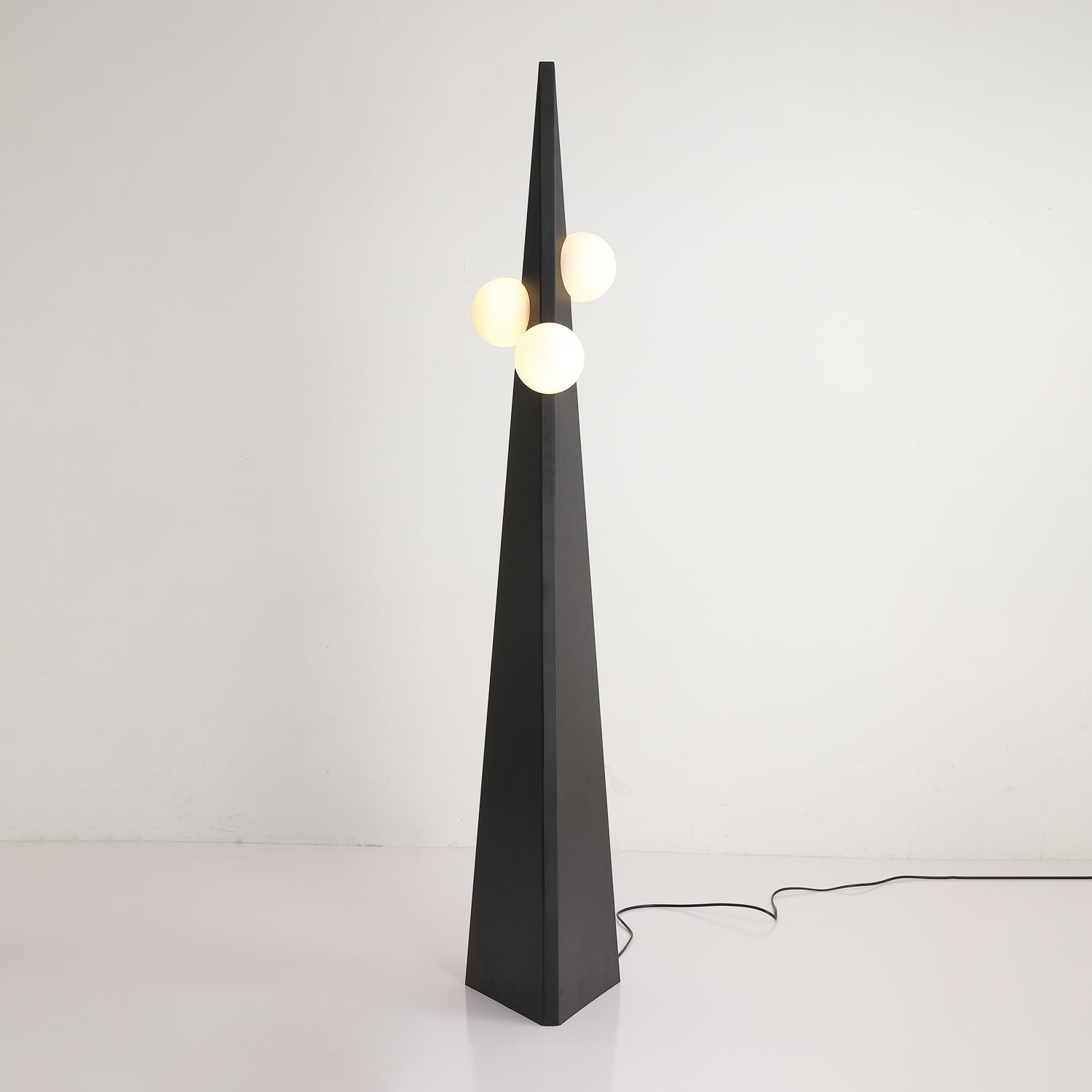 Lymarora Sculptural Metal Floor Lamp - Blowlighting