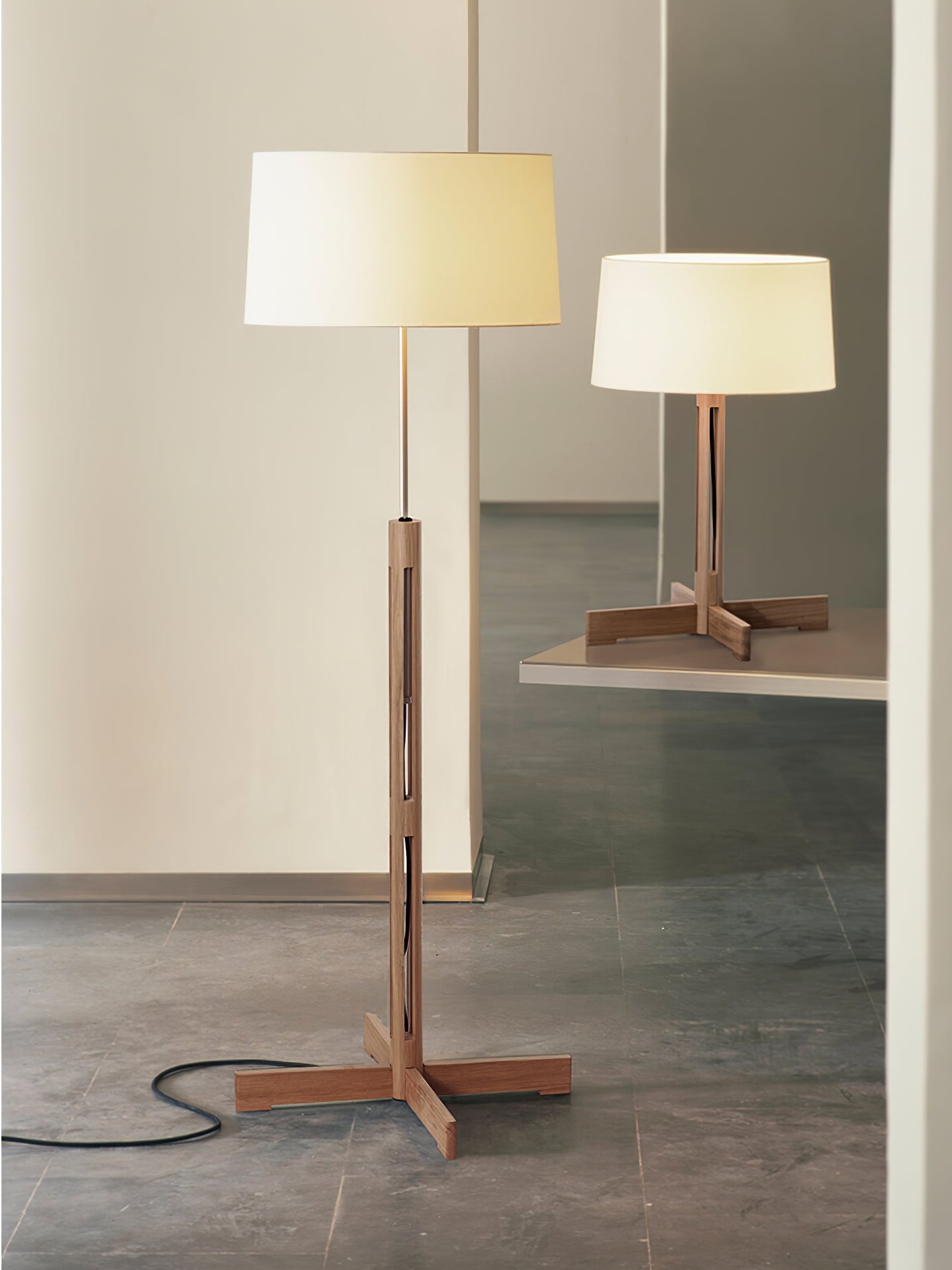 Compact Charm Table Lamp - Blowlighting
