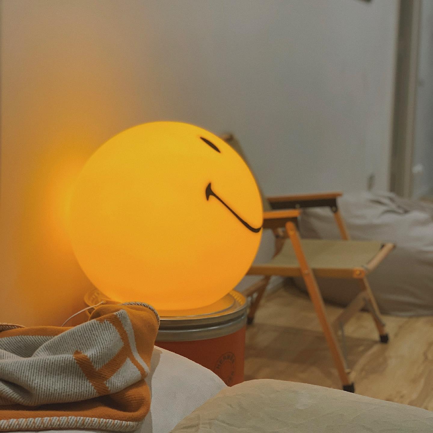 Smiling Table Lamp - Blowlighting