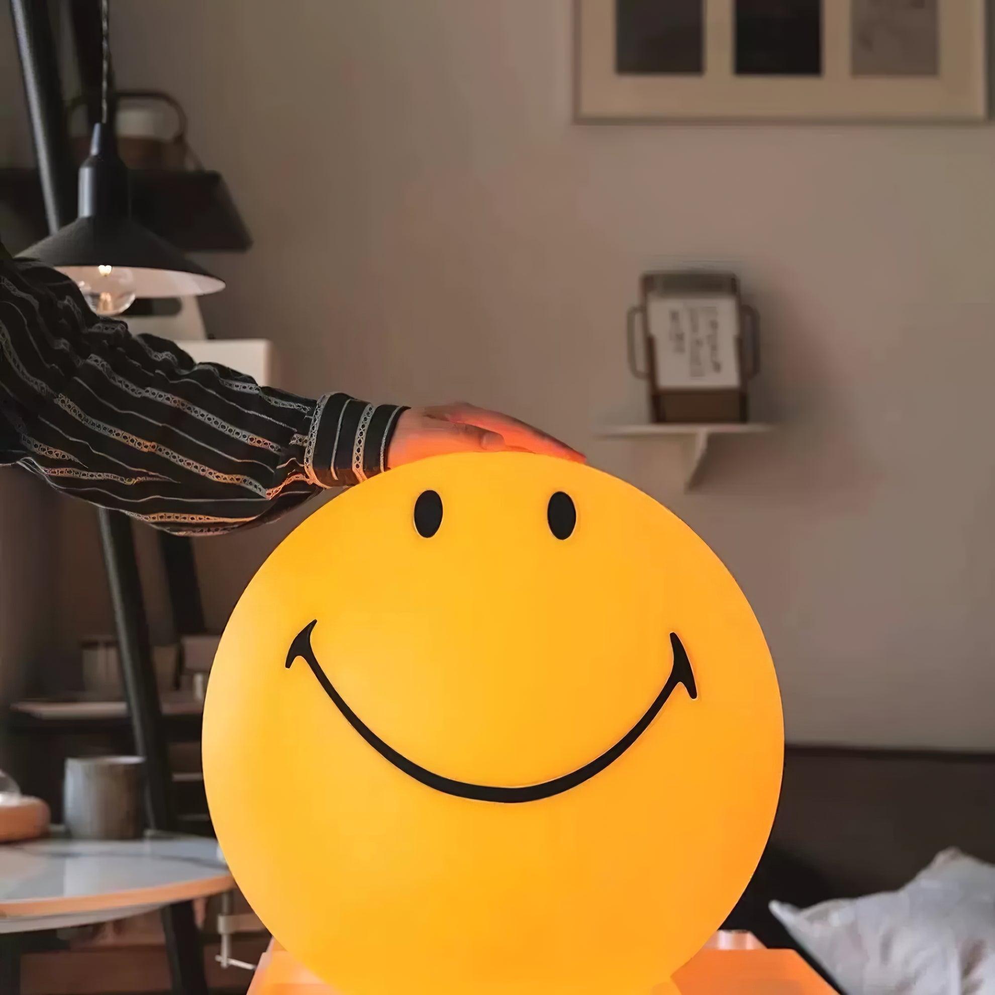 Smiling Table Lamp - Blowlighting