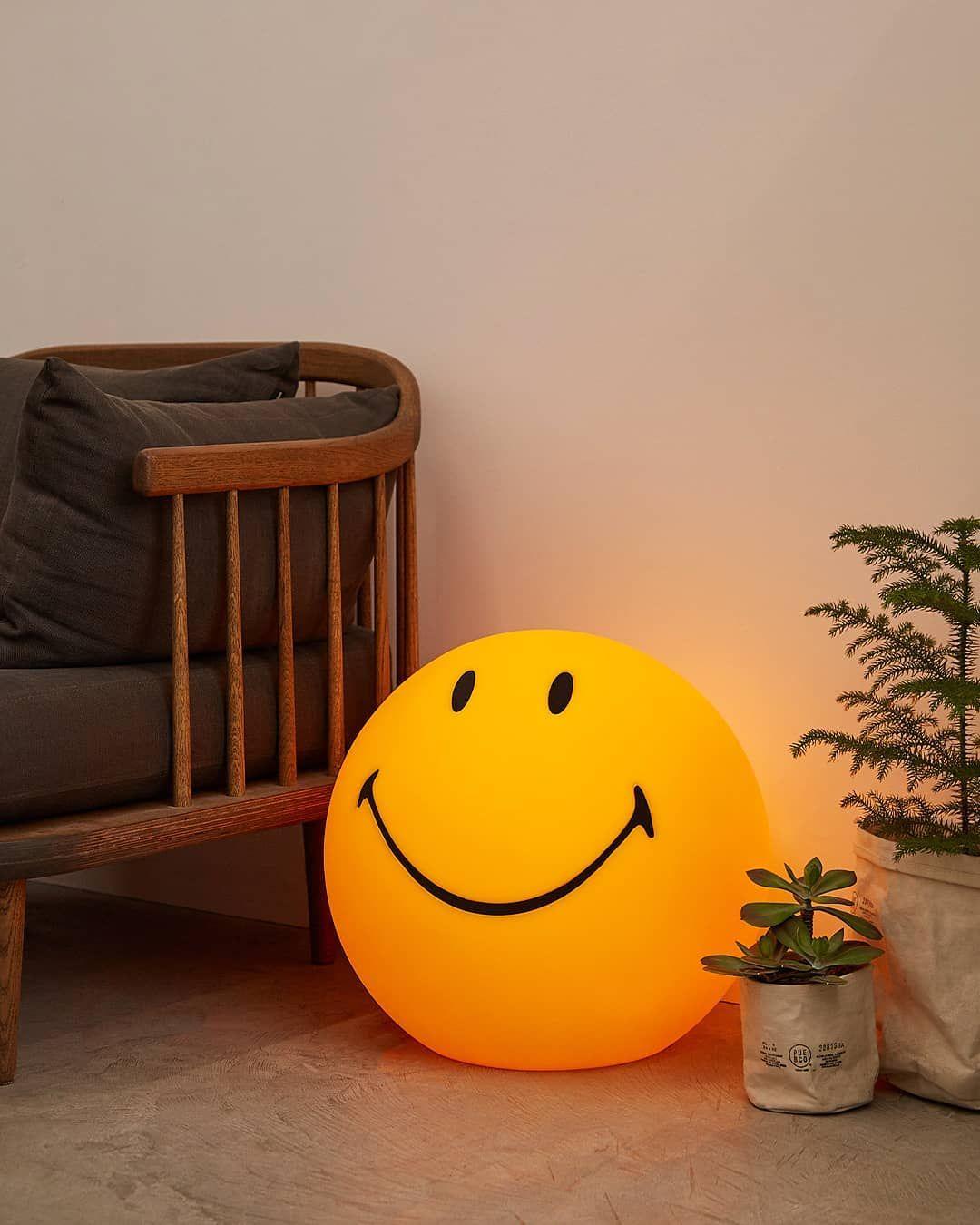 Smiling Table Lamp - Blowlighting