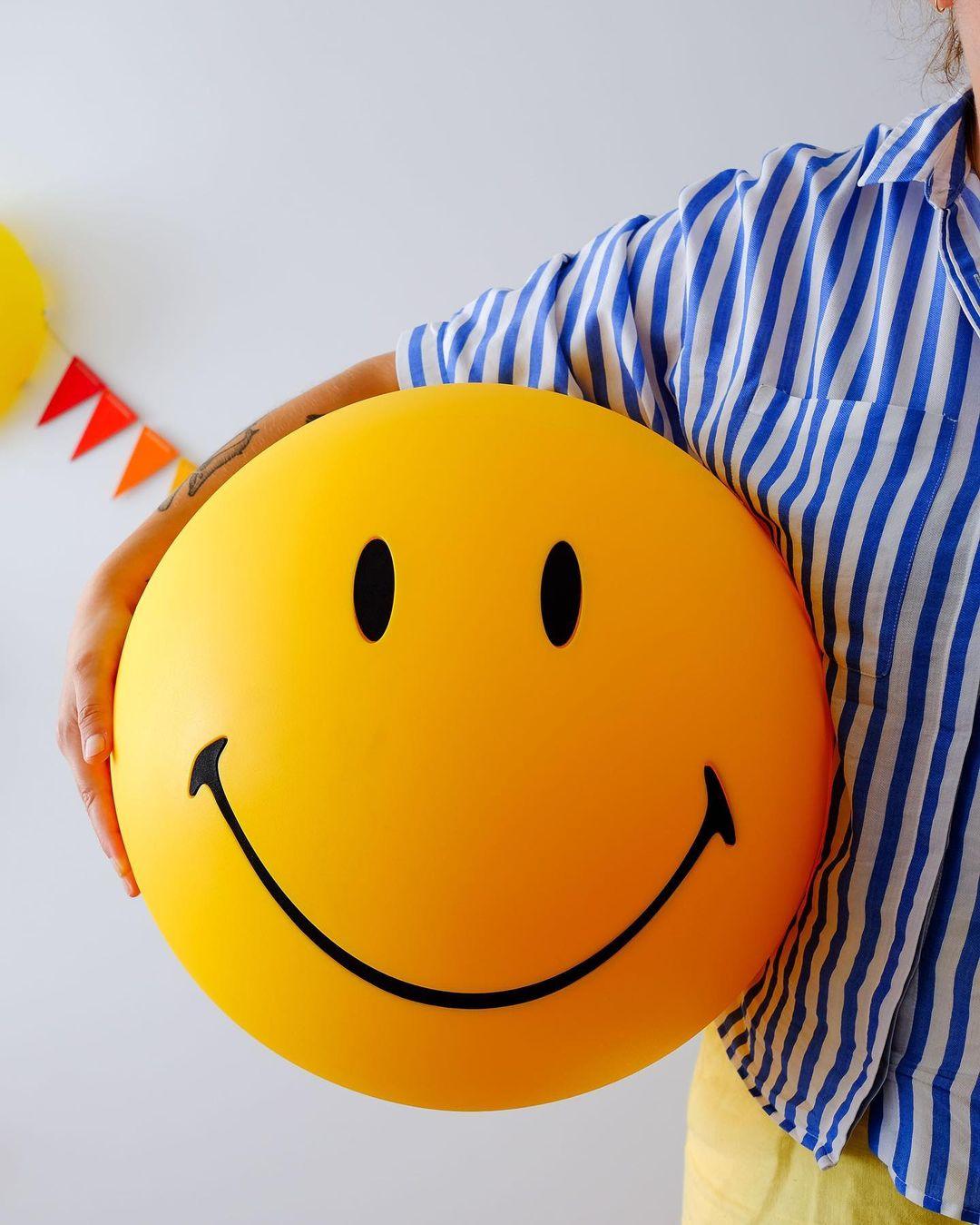 Smiling Table Lamp - Blowlighting