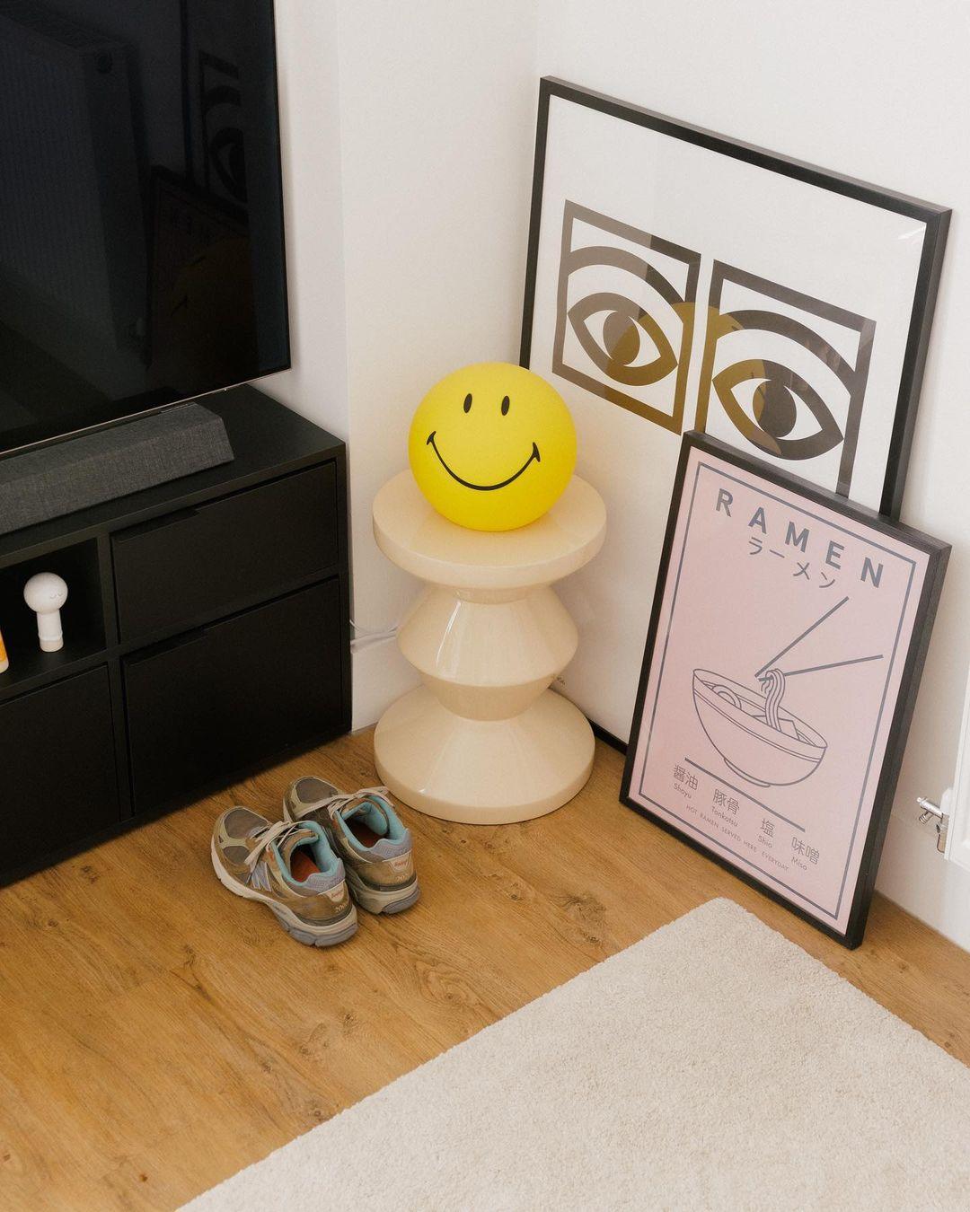 Smiling Table Lamp - Blowlighting