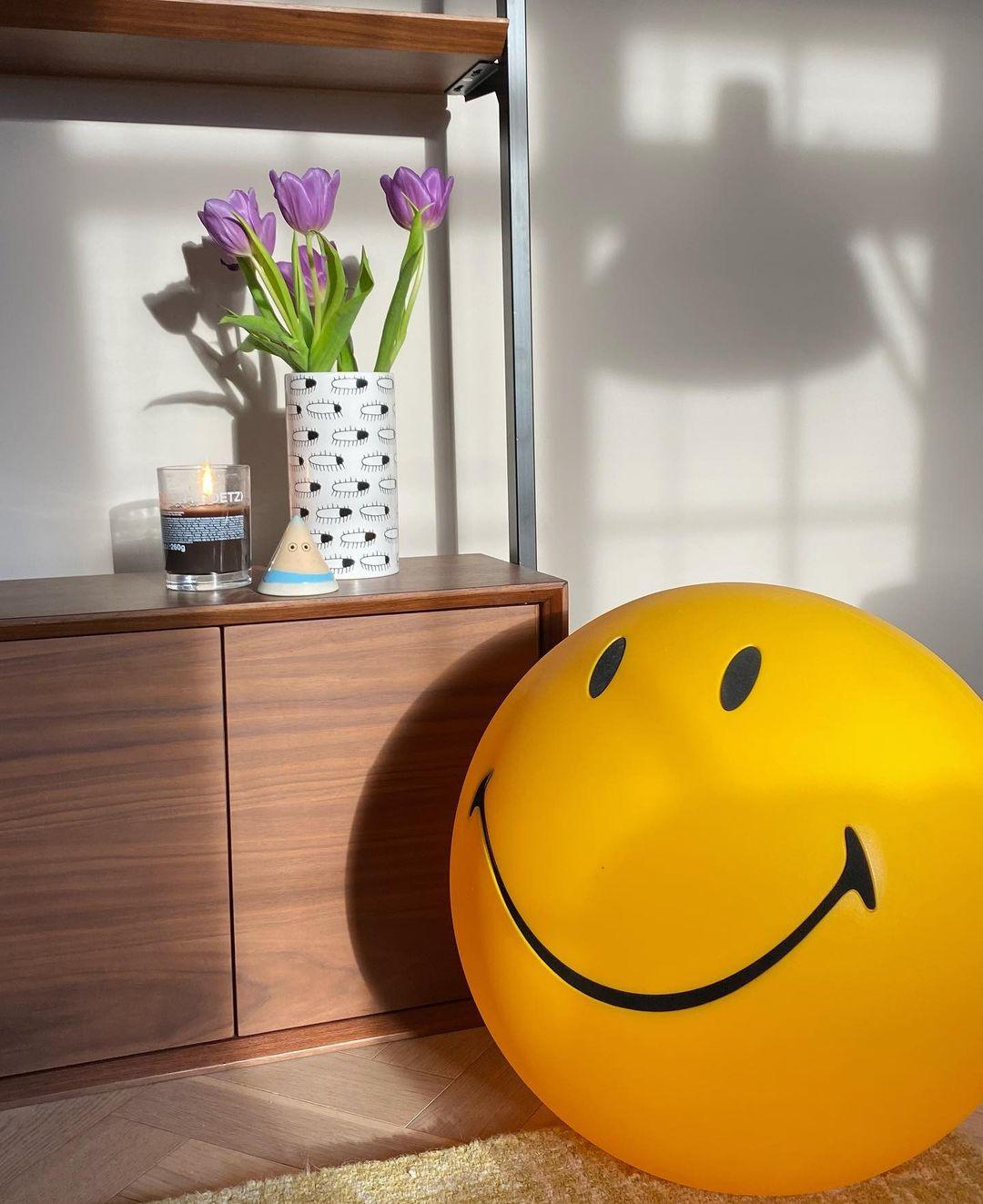 Smiling Table Lamp - Blowlighting
