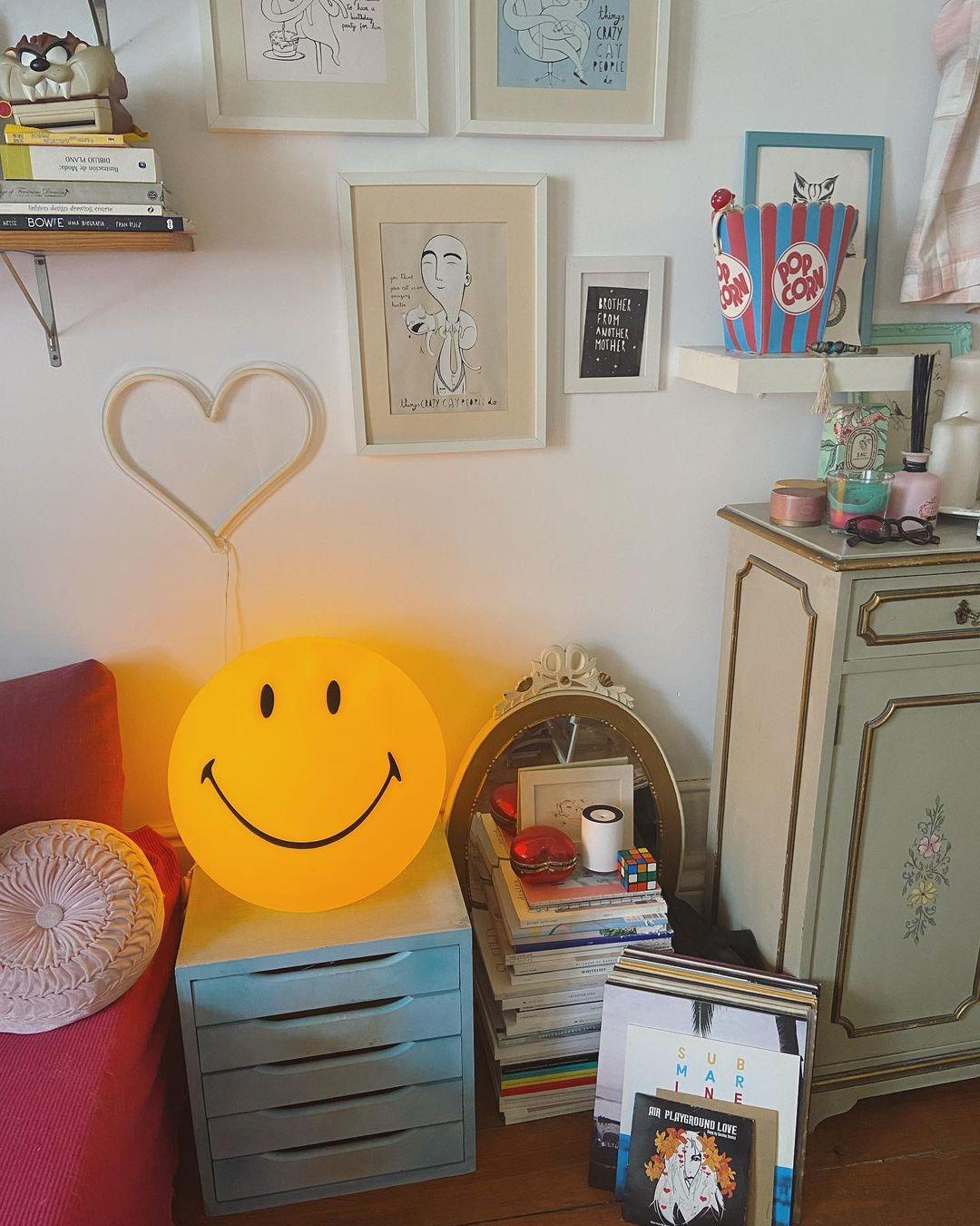 Smiling Table Lamp - Blowlighting