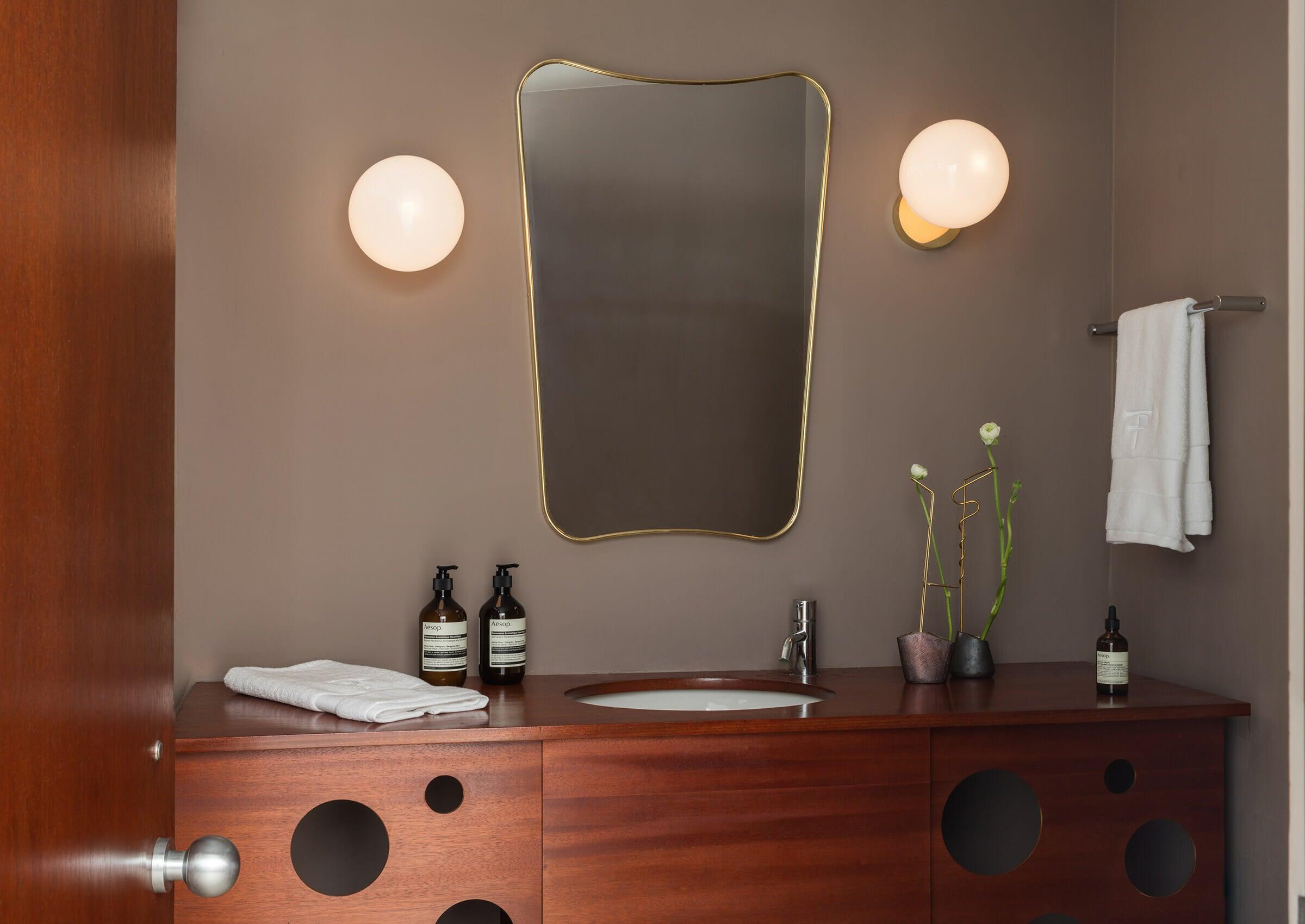 Tip of The Tongue Wall Lamp - Blowlighting