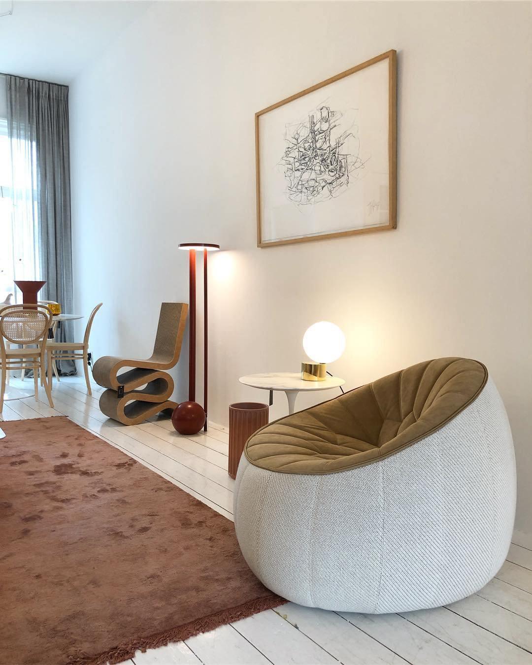 Tip of The Tongue Table Lamp - Blowlighting