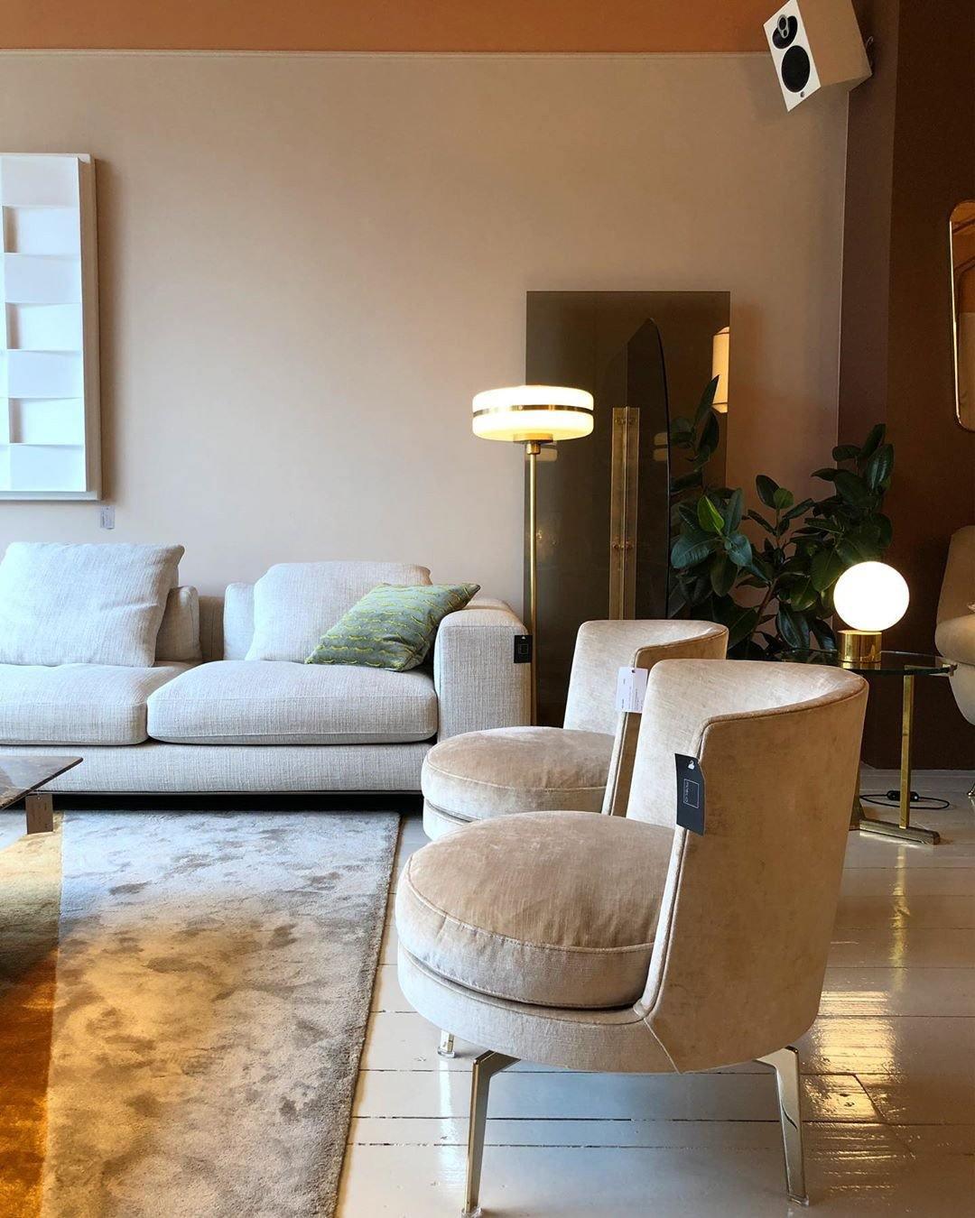 Tip of The Tongue Table Lamp - Blowlighting