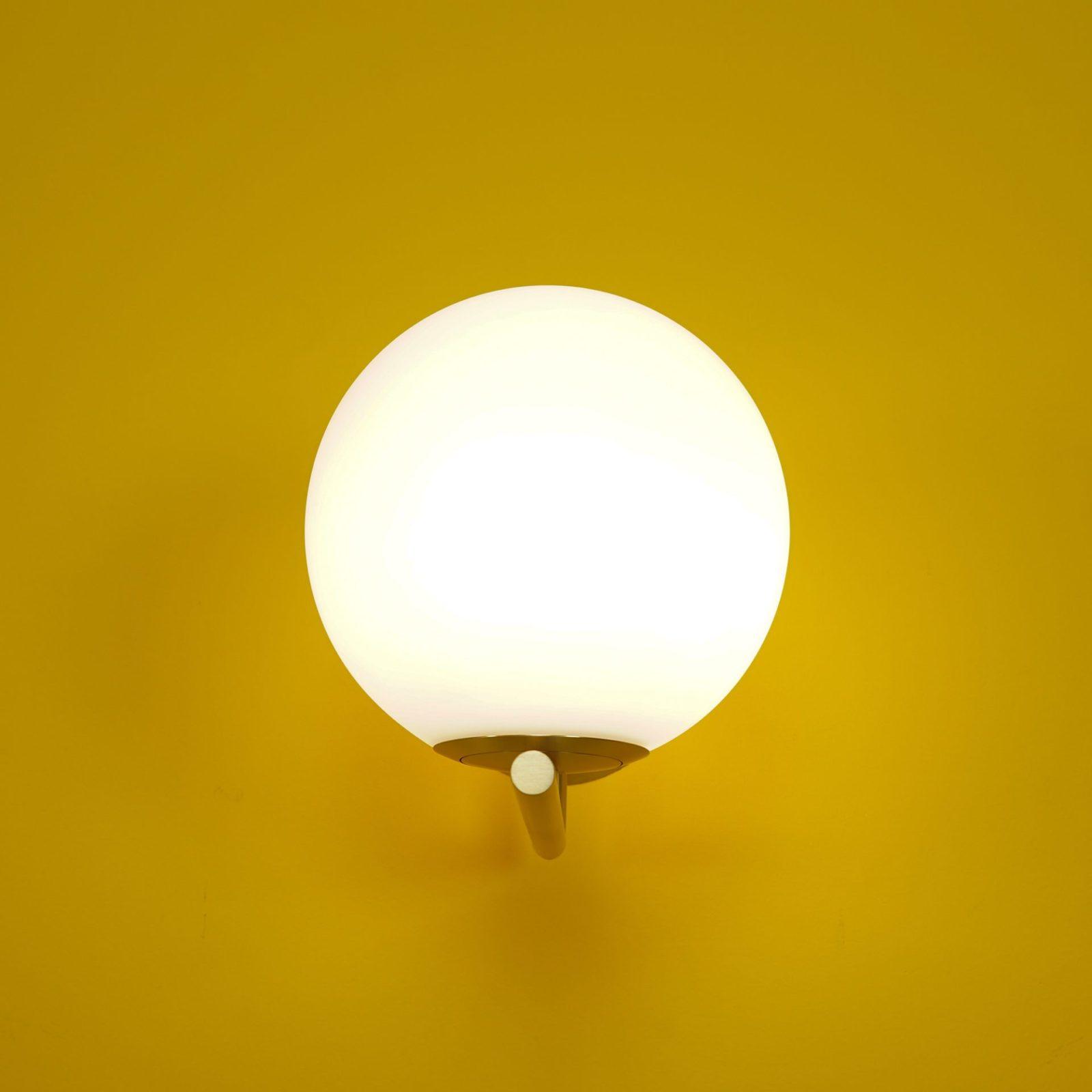 Blown Glass Opal Glass Wall Lamp - Blowlighting