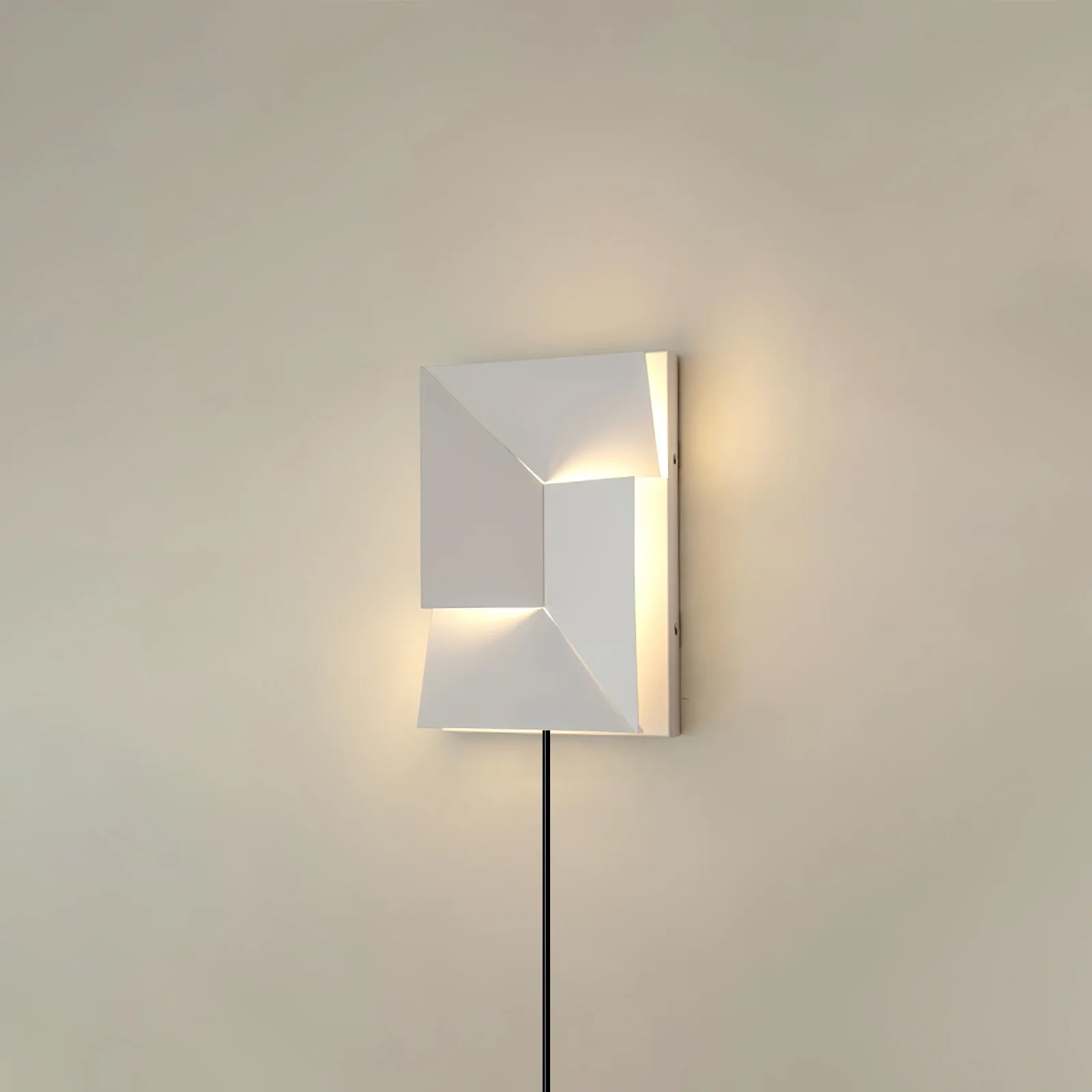 Shadows Grand Plug-in Sconce - Blowlighting