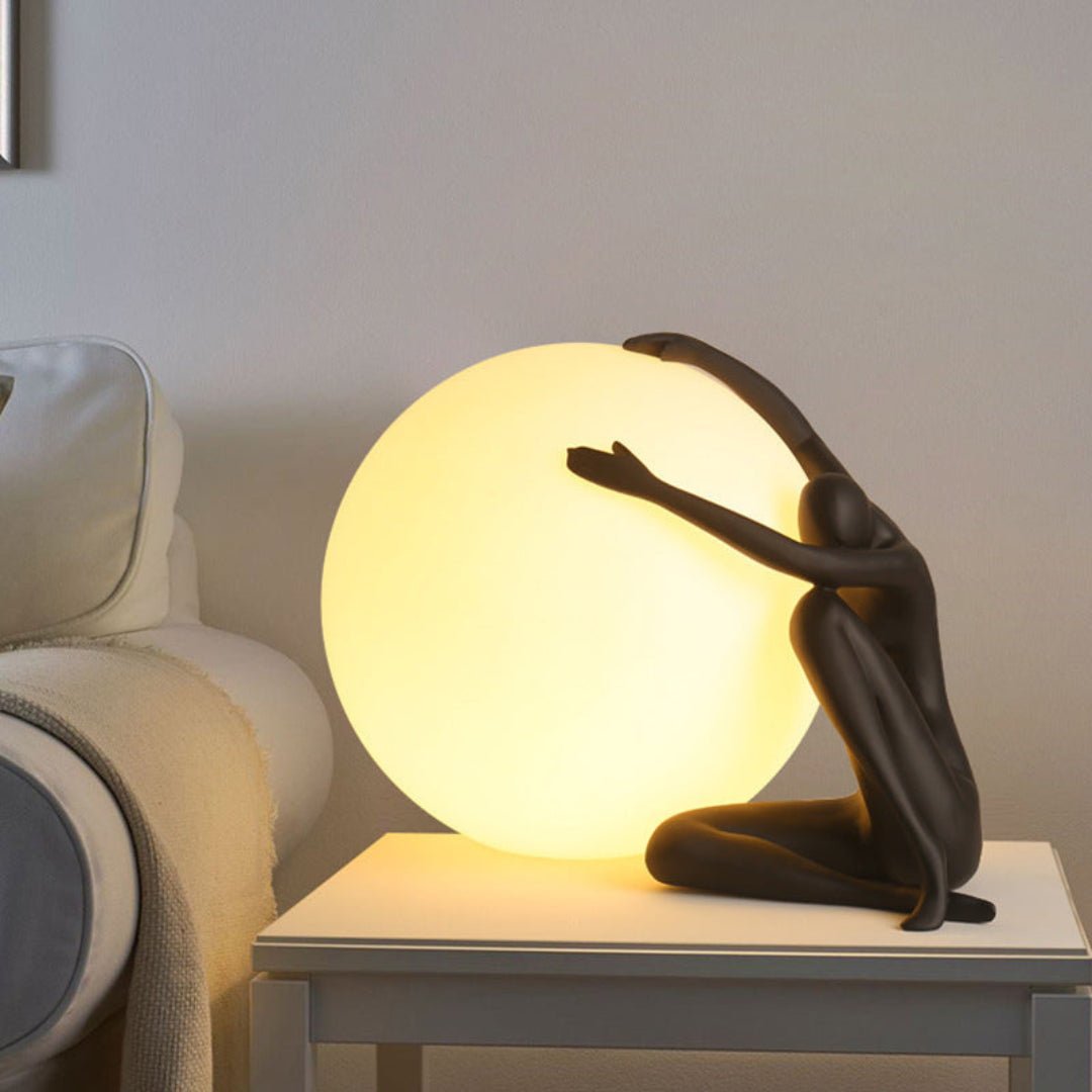 Humanoid Ball Holding Table Lamp - Blowlighting