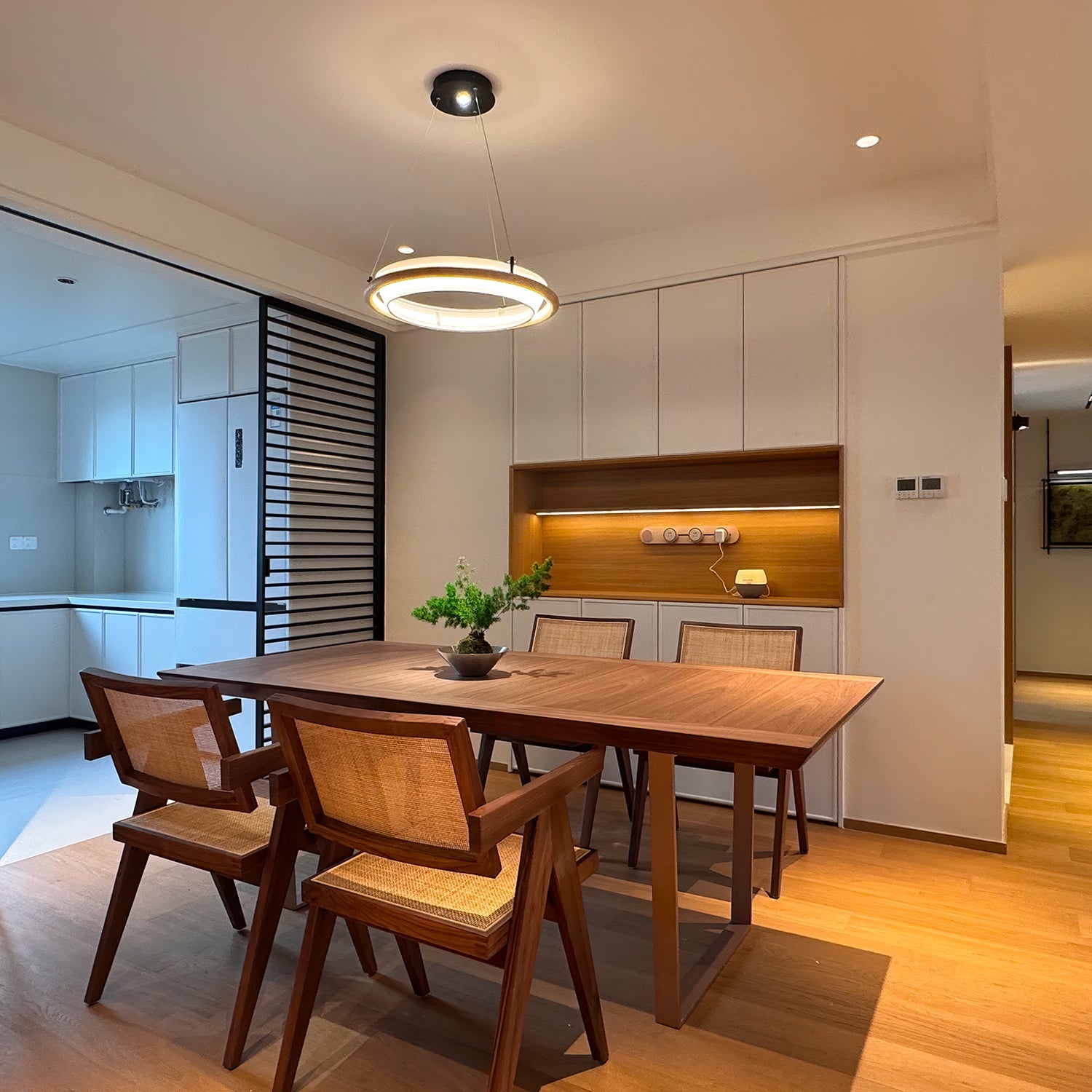 Olvelila Circular Metal Pendant Light - Blowlighting