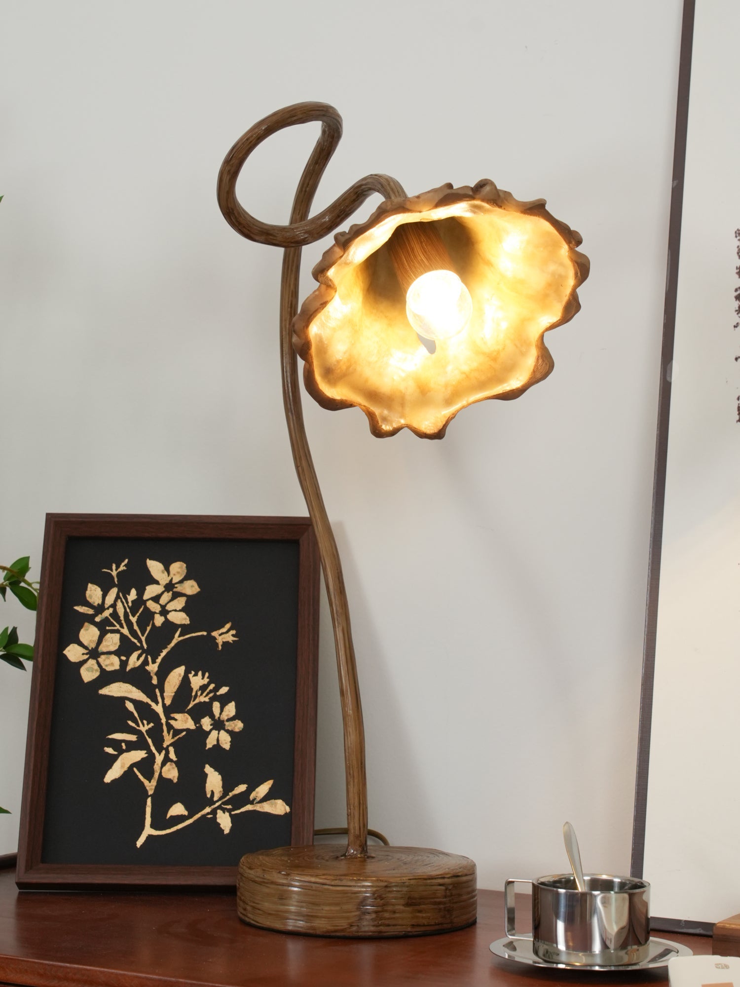 Artistic Lotus Leaf Table Lamp - Blowlighting