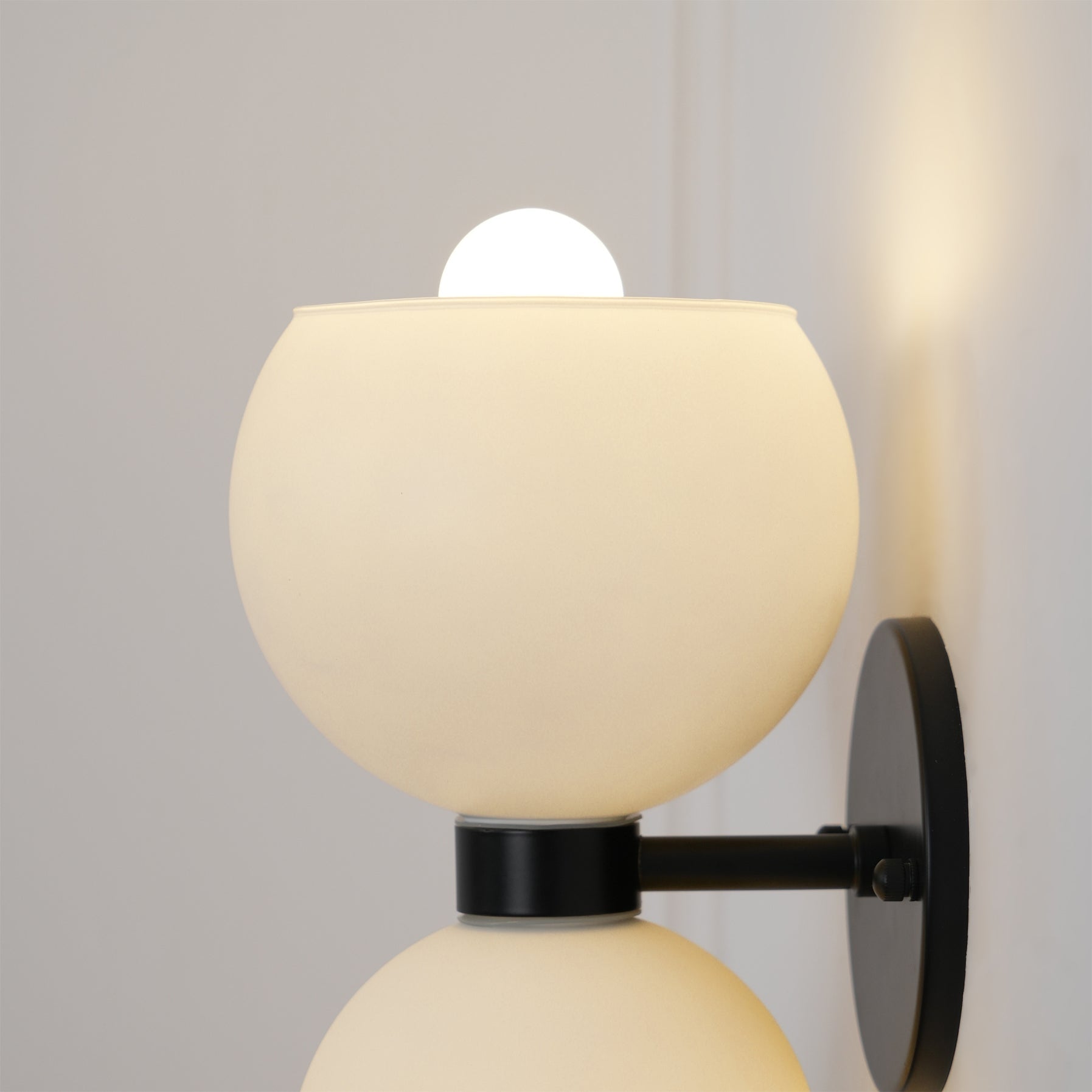 Round Pearl Sconce - Blowlighting